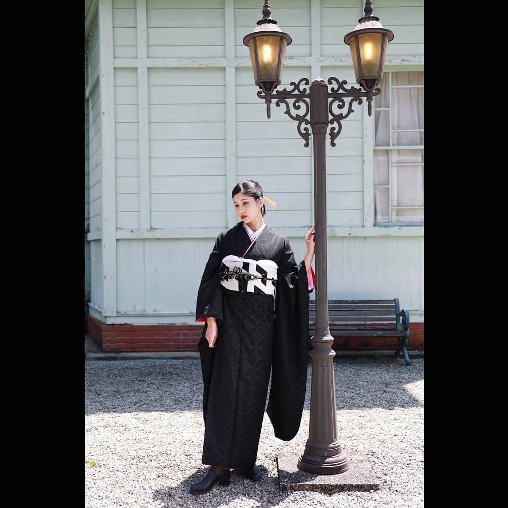 吉田桃華さんのインスタグラム写真 - (吉田桃華Instagram)「◾️▪️◾️▪️◾️◽️▫️◽️▫️◽️  Photo by @inoueisho_photostudio_vol.2   黒地の振袖は 極限までシンプルに格好良く、 さりげない可愛さが🦓  #振袖 #着物 #kimono #ヘアメイク  #白地と黒地みなさんはどちらがお好みですか  #吉田桃華」6月4日 17時47分 - momokayoshida_