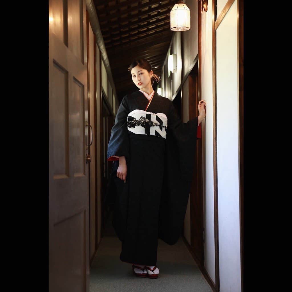 吉田桃華のインスタグラム：「◾️▪️◾️▪️◾️◽️▫️◽️▫️◽️  Photo by @inoueisho_photostudio_vol.2   黒地の振袖は 極限までシンプルに格好良く、 さりげない可愛さが🦓  #振袖 #着物 #kimono #ヘアメイク  #白地と黒地みなさんはどちらがお好みですか  #吉田桃華」