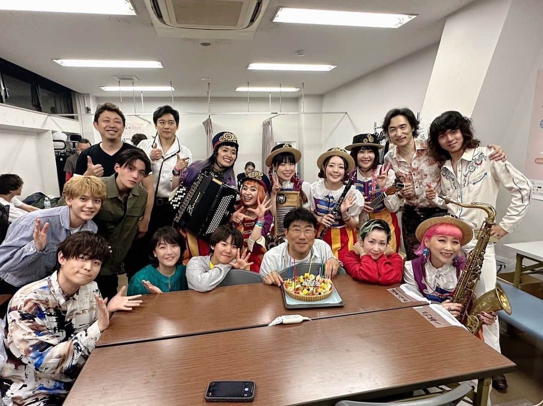 Tani Yuukiのインスタグラム：「昨日は日比谷音楽祭でした！ お越しくださった皆さんありがとうございました！  都会のオアシスみたいな場所で、天気にも恵まれて、亀田さんやその想いに集まった人達の温かさに触れ、音に触れ、最高の時間でした⏰  この素敵なイベントに携わることができて幸せでした！  そして改めて亀田さん、お誕生日おめでとうございました！ いい写真😌 今日の野音も無事成功しますようにー！  #日比谷音楽祭2023」