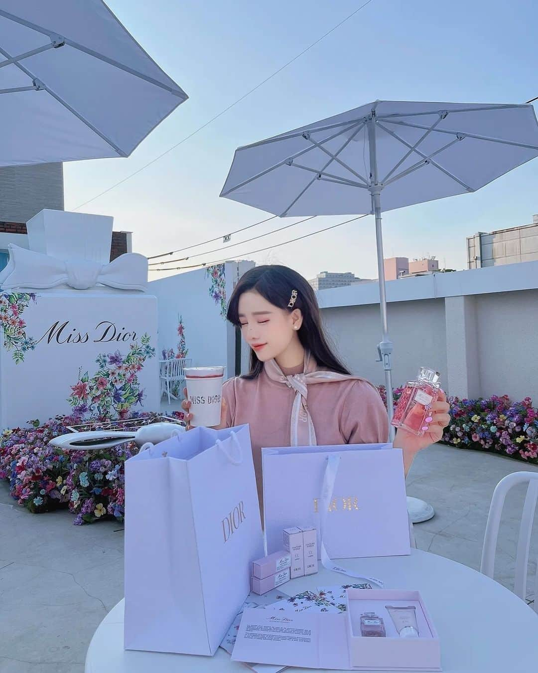 연초아のインスタグラム：「디올🌸 힐링그잡채🌿  #dior #diorparfums #diorbeauty #shopping #daily #디올 #디올향수」