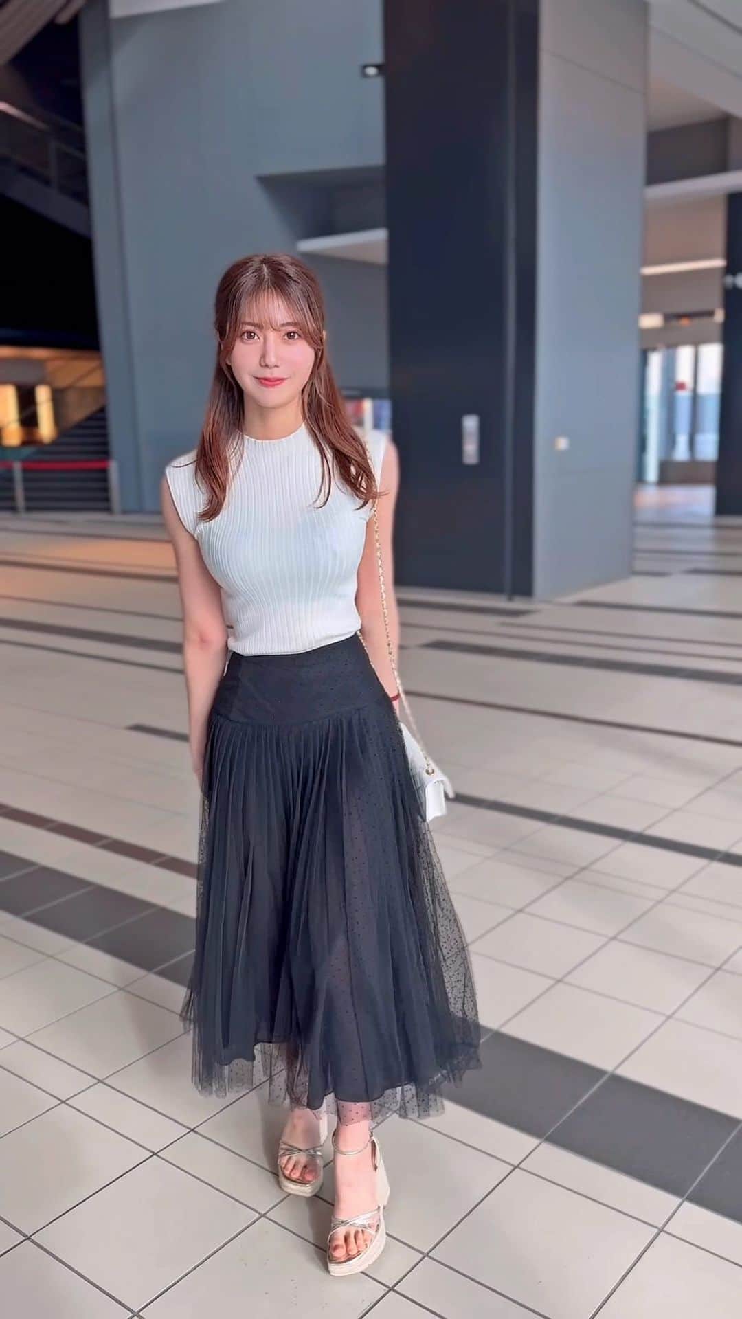 のインスタグラム：「モノトーンで、、🤍🖤  打ち合わせ帰りに撮ってもらった〜 お嬢様っぽいファッションがやっぱり好き👸🏼🤍  ふわふわのスカートは可愛すぎるから 今度ちゃんと写真撮ろっと…🖤  トップス　@grl_official  スカート @dior  サンダル @zara   #モノトーンコーデ」