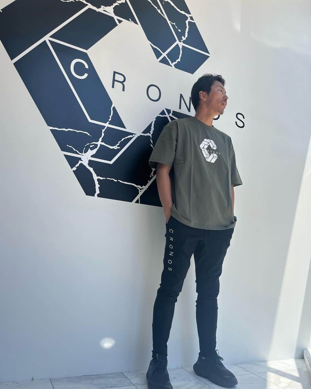 上田剛史のインスタグラム：「CRONOS✨  今一番きてるアパレルブランド @cronos_apparel  デザイン、サイズ感最高。 着心地もっと最高。  #cronos」