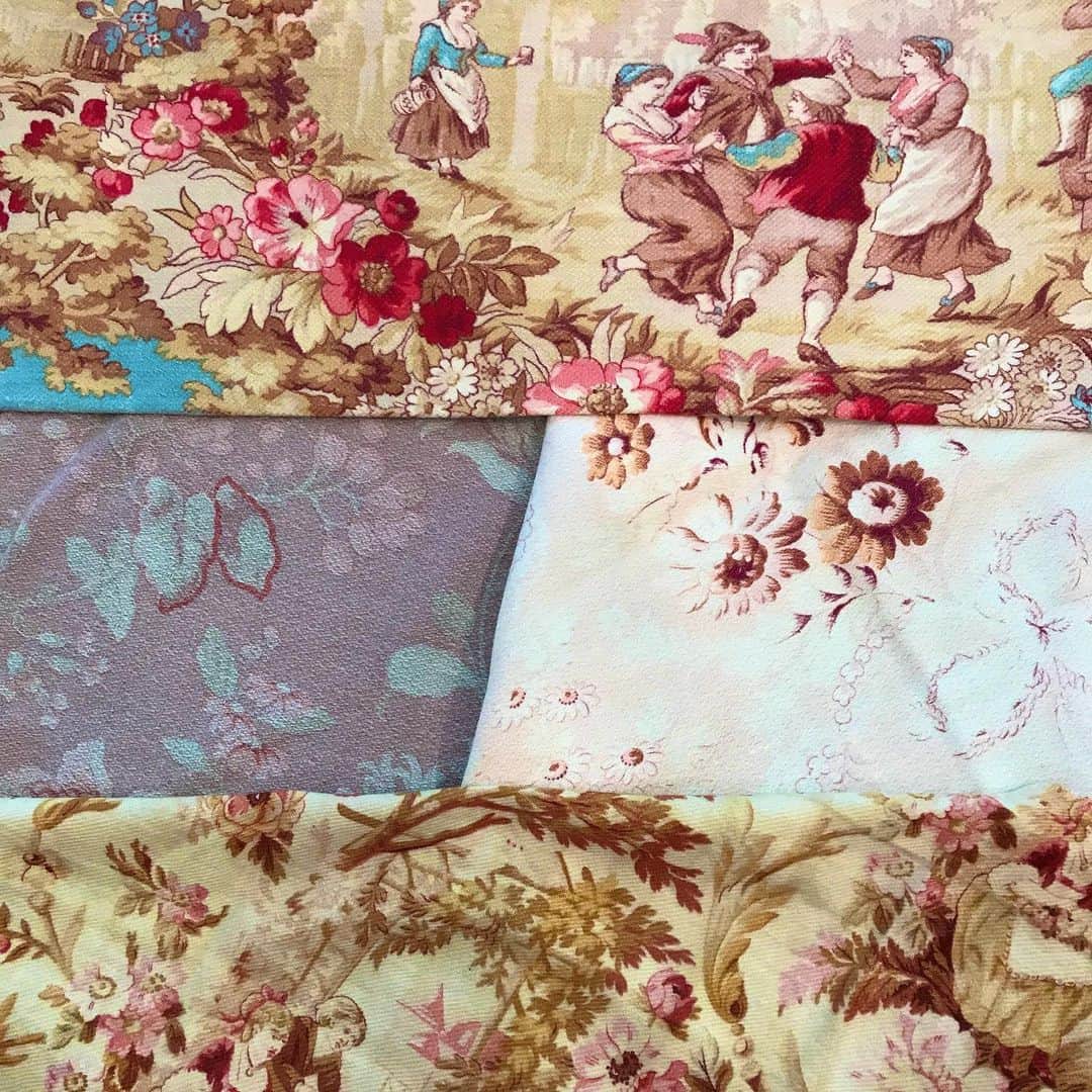 のインスタグラム：「アンティークのハギレたち✨ 美しい絵柄でカバンやポーチ、ドールのお洋服などつくりませんか？？  #toricoloreshop #toricolore_shop #antiqueshop #antiques #恵比寿アンティークショップ #アンティークハギレ #ハギレ #アンティーク雑貨 #メルスリー #アンティークのある暮らし #アンティーク布 #brocante #シャビーシック」