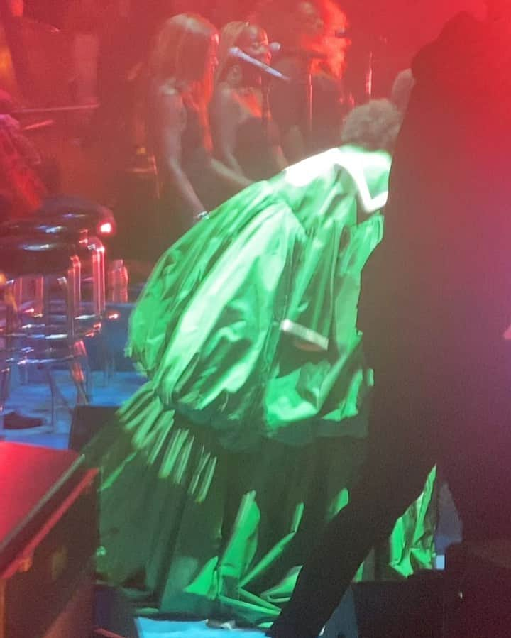 タリブ・クウェリのインスタグラム：「Current situation... @mslaurynhill featuring @wyclefjean and @prasmichel #Fugees reunion at @rootspicnic ❤️❤️❤️✊🏾✊🏾✊🏾」