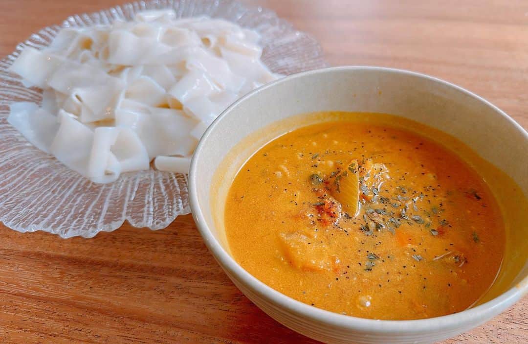 金子貴俊のインスタグラム：「先日作った辛すぎて家族が誰も食べる事のできない大失敗したスパイスカレー💦わたしが毎日消費して無駄なく食べてますが、今日のお昼はスパイスカレーのひもかわつけ麺！ これが大当たり！麺つゆで割る事で辛さも和らぎ、まさかの絶品すぎて感動！！失敗から生まれるものもありますね！ さー午後から収録頑張ります！！  #ひもかわうどん #スパイスカレー #curry」