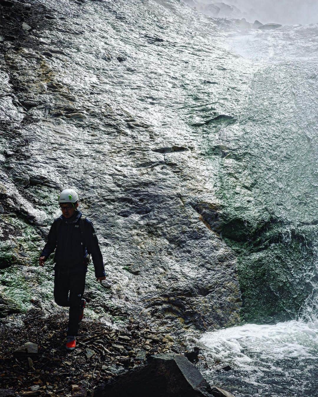 石川直樹さんのインスタグラム写真 - (石川直樹Instagram)「#Shiretoko, #Hokkaido 数ヶ月ぶりに#知床半島 に来ています。#カムイワッカ湯の滝 への入域が7月中旬から予約制/有料になるにあたって、許可をもらって現在の状況を撮影しにきました。 上に行けば行くほど温かくなるお湯の滝を遡りました。もう4〜5回目ですが、あらためて#知床 ならではの稀有な環境だなあ、と。 こちら、旅するのに最高の季節です！ . #shiretokophoto」6月4日 12時48分 - straightree8848