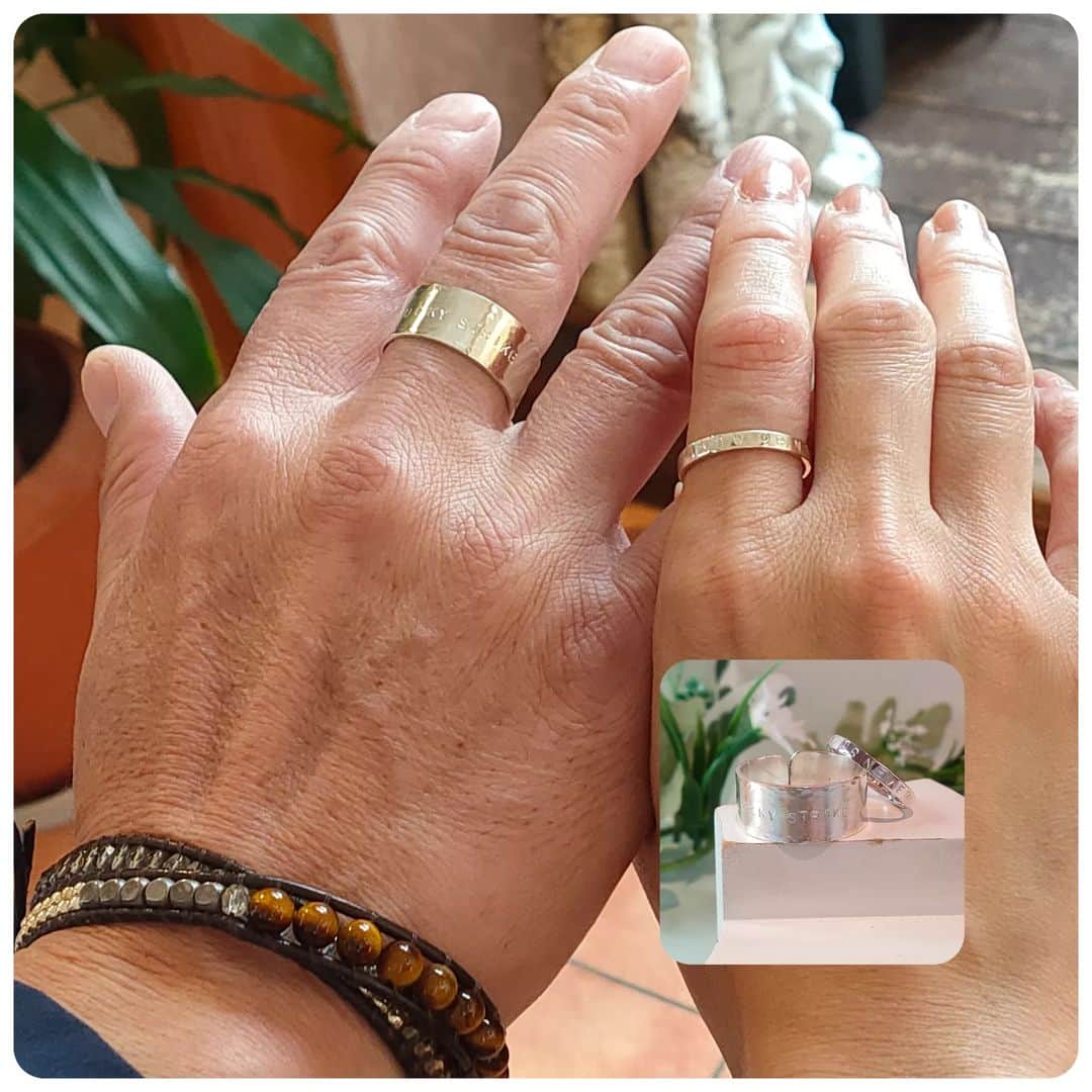 手作り指輪【ジュエリーアウラ】福岡のインスタグラム：「結婚記念に 手作りシルバーリング  ✩.*˚フォロミー✩.*˚ @jewelry.aura   彼のワイドリングは 存在感ありありですね。  それぞれの個性で 仕上げた手作りリング。  ご結婚して 数年経っても 仲良く記念日に 手作りできるのって 幸せ💞  @jewelry.aura」