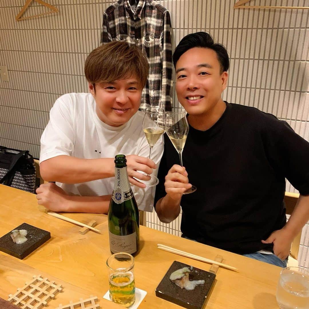 のインスタグラム：「白川さんとサシ飯 M-1の決勝決まった時に連れてもらったお鮨の店 優勝おめでとう！と祝ってくださいました！ 上方漫才大賞の話もしてくださり、より一層気が引き締まりました。 兄さん、、AZS‼️ #テンダラー #ギャロップ #ザセカンド #関西ダービー」