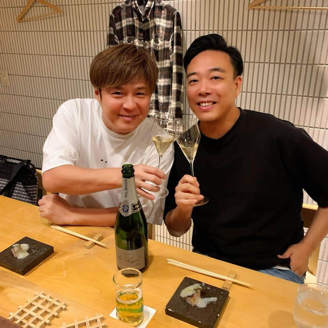 毛利大亮のインスタグラム：「白川さんとサシ飯 M-1の決勝決まった時に連れてもらったお鮨の店 優勝おめでとう！と祝ってくださいました！ 上方漫才大賞の話もしてくださり、より一層気が引き締まりました。 兄さん、、AZS‼️ #テンダラー #ギャロップ #ザセカンド #関西ダービー」