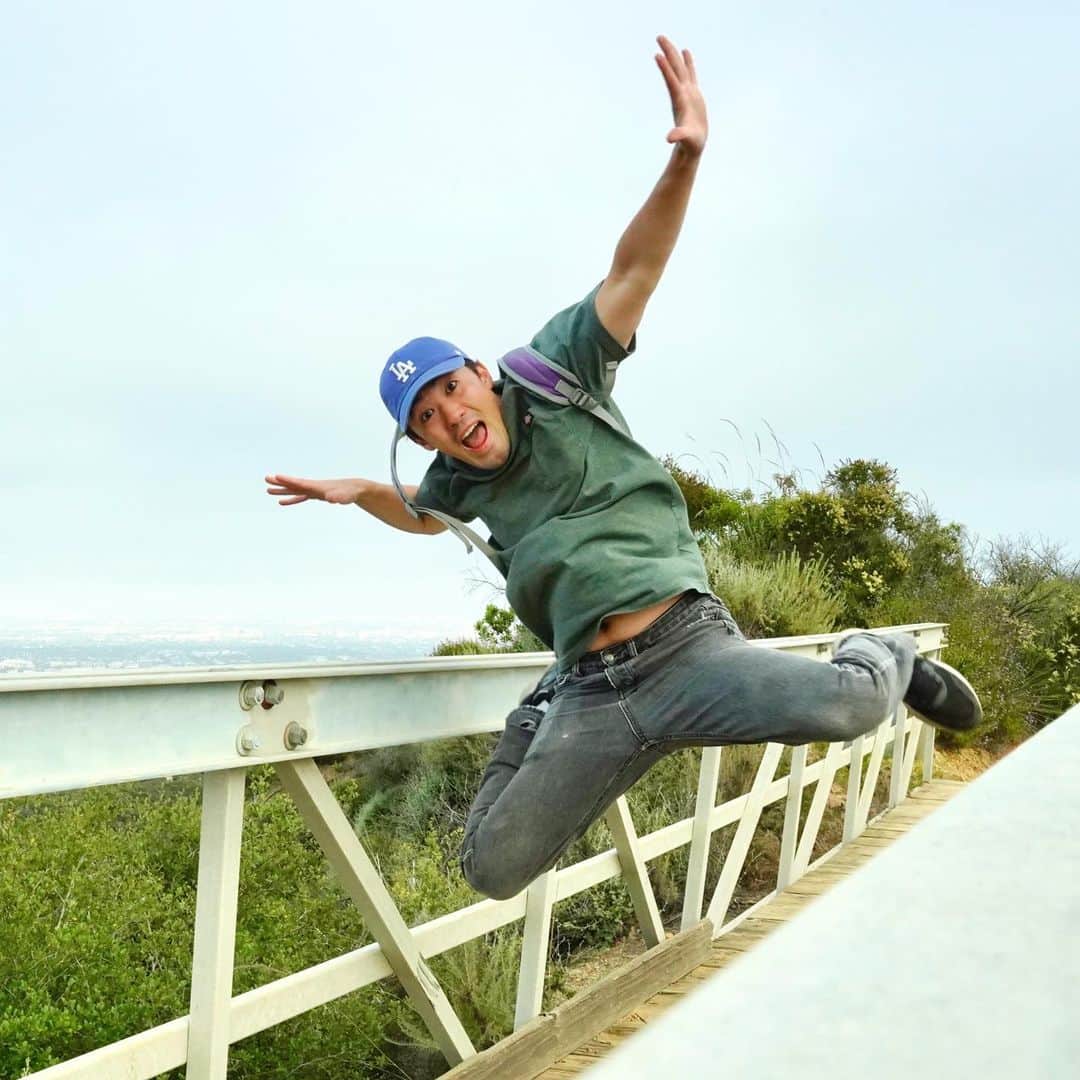 リクヲさんのインスタグラム写真 - (リクヲInstagram)「せっかく景色のいい所に登ったから、ジャンプ写真を撮りたいと思ってカメラを橋の手すりに置いて1人で20回ぐらい飛び跳ねてやっとの思いで写真撮ったんだけど、 肝心の景色写ってないやん😭」6月4日 12時51分 - avntis_rikuwo