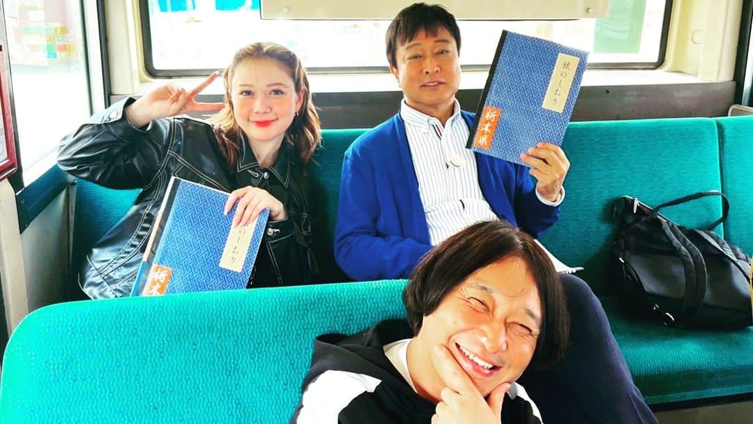 テレビ東京「太川蛭子の旅バラ」のインスタグラム：「🔔陣取り合戦ファンの皆様〜！🔔  今週７日（水）夜６時２５分からの水バラは、 ローカル路線バス乗り継ぎ対決旅　 陣取り合戦 第⑪弾🚌🚶‍♂️  戦いの舞台となるのは……栃木県!!! 栃木県内の25個の市町を陣地に見立て、 １泊２日で取った陣の数を競い合います🏳⚔️🏴  💁🏻‍♀️💁🏻‍♂️本日は太川チームのオフショットを公開💁🏻‍♀️💁🏻‍♂️  バス内でにこにこ チームワークバッチリの３人  ２枚目📷 とある名所で販売されている名物コロッケをパクついている永野さんと村重さん。 村重さんの手には、味変用の塩がしっかり握られています🤣 こちらのコロッケは「太川っち💛」の奢りです😊  ３枚目📷 バス停前に座り込み何やらシリアスな表情の３人。 一体何が…？真相は、本編にて😏  バス旅の絶対的リーダー率いる太川チームと 元日本代表招集・河合ジャパンチームによる 絶対に負けられない戦いが 今週水曜　キックオフです🔥  栃木のグルメ🍽や名所🏞️がたくさん登場しますよ〜！ お見逃しなく…！！  📢《お知らせ》📢 今までご覧になれなかった地域の方も #TVer ではスマホやPC・タブレットなどで 全国どこからでもリアルタイム配信でご覧いただけます！ 無料🆓です！  #ローカル路線バス　#陣取り合戦　#バス旅 #水バラ　#テレビ東京　#テレ東 #太川陽介　#永野　#村重杏奈 #河合郁人　#大久保嘉人　#栗原恵 #abcz　#ジャニーズ　 #栃木　#宇都宮　#宇都宮二荒山神社 #川崎フロンターレ　#サッカー日本代表 #バレーボール日本代表　#バス旅プロ　#うれしげ　#ピカソより普通にラッセンが好き」