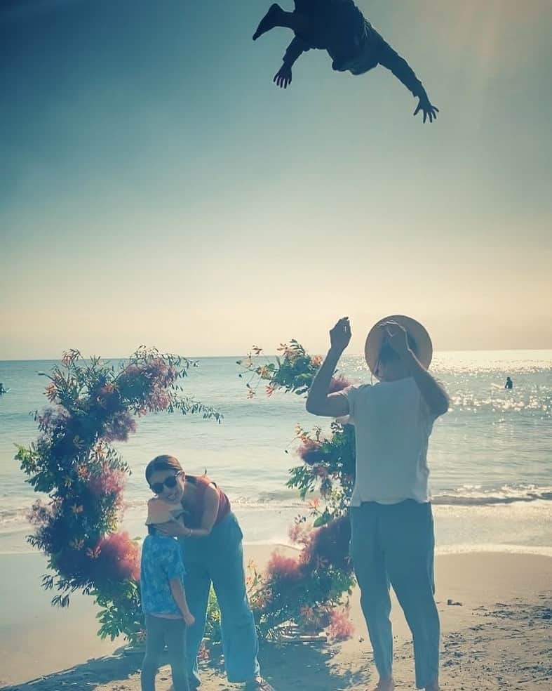座間アキーバのインスタグラム：「Family photo June 2023 エリヤはケンカして泣いてます ルイは高い高いが好きですw  #hayama」