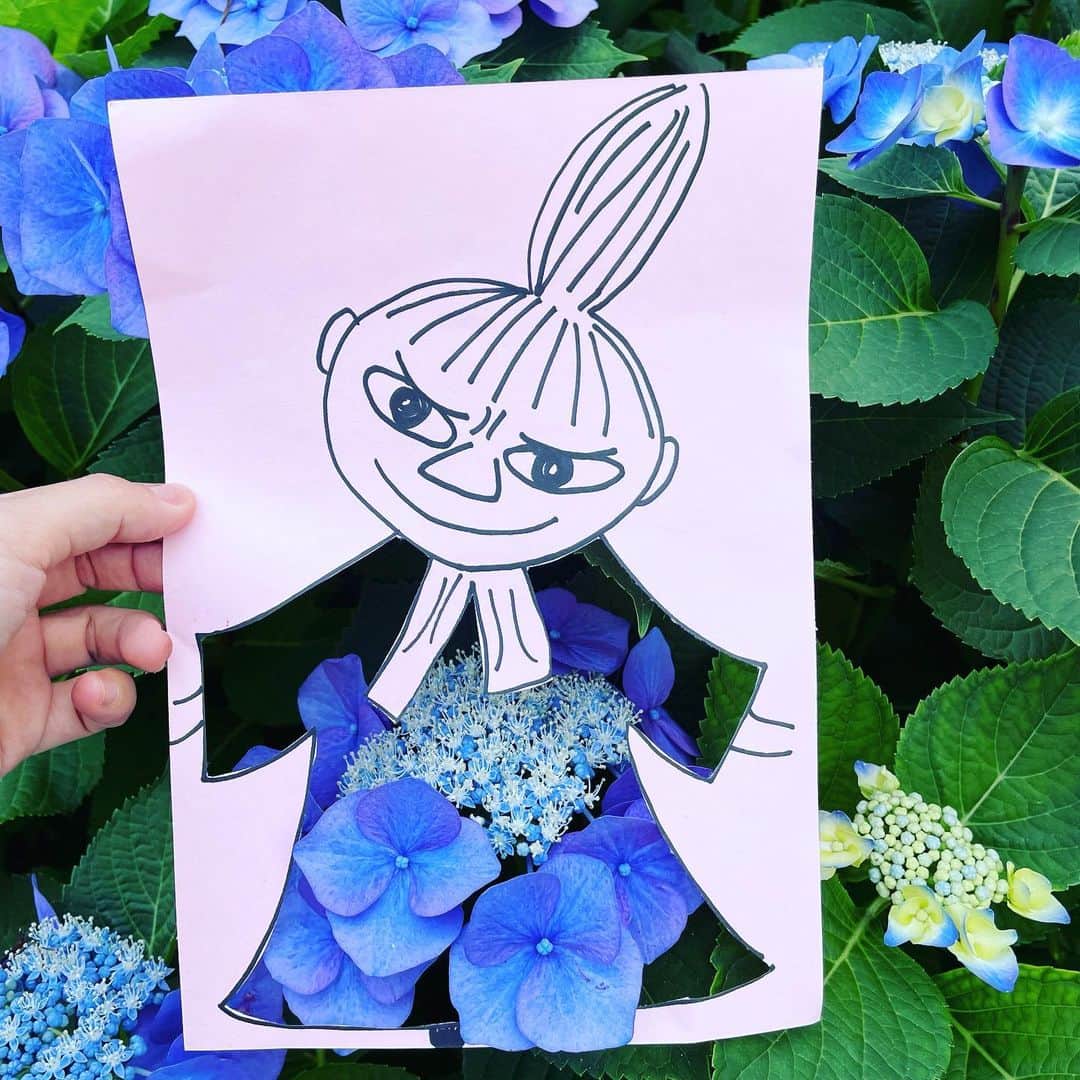 大和田美帆さんのインスタグラム写真 - (大和田美帆Instagram)「. ６月の #私とワガコの着せ替えワンピース #着せ替えワンピース #あじさいワンピース #おえかき#おさんぽ  #外遊び#紫陽花探し  花だけじゃなく何でも  今回はそれぞれ 好きなキャラクターで。 私はミー　 #moomins  娘はピギー #elephantandpiggie   何色の紫陽花が好きですか？」6月4日 12時53分 - miho_ohwada