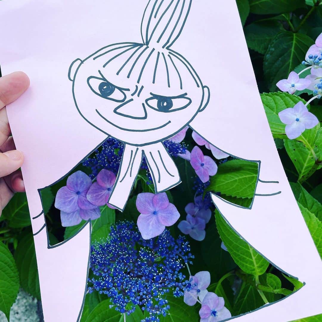 大和田美帆さんのインスタグラム写真 - (大和田美帆Instagram)「. ６月の #私とワガコの着せ替えワンピース #着せ替えワンピース #あじさいワンピース #おえかき#おさんぽ  #外遊び#紫陽花探し  花だけじゃなく何でも  今回はそれぞれ 好きなキャラクターで。 私はミー　 #moomins  娘はピギー #elephantandpiggie   何色の紫陽花が好きですか？」6月4日 12時53分 - miho_ohwada