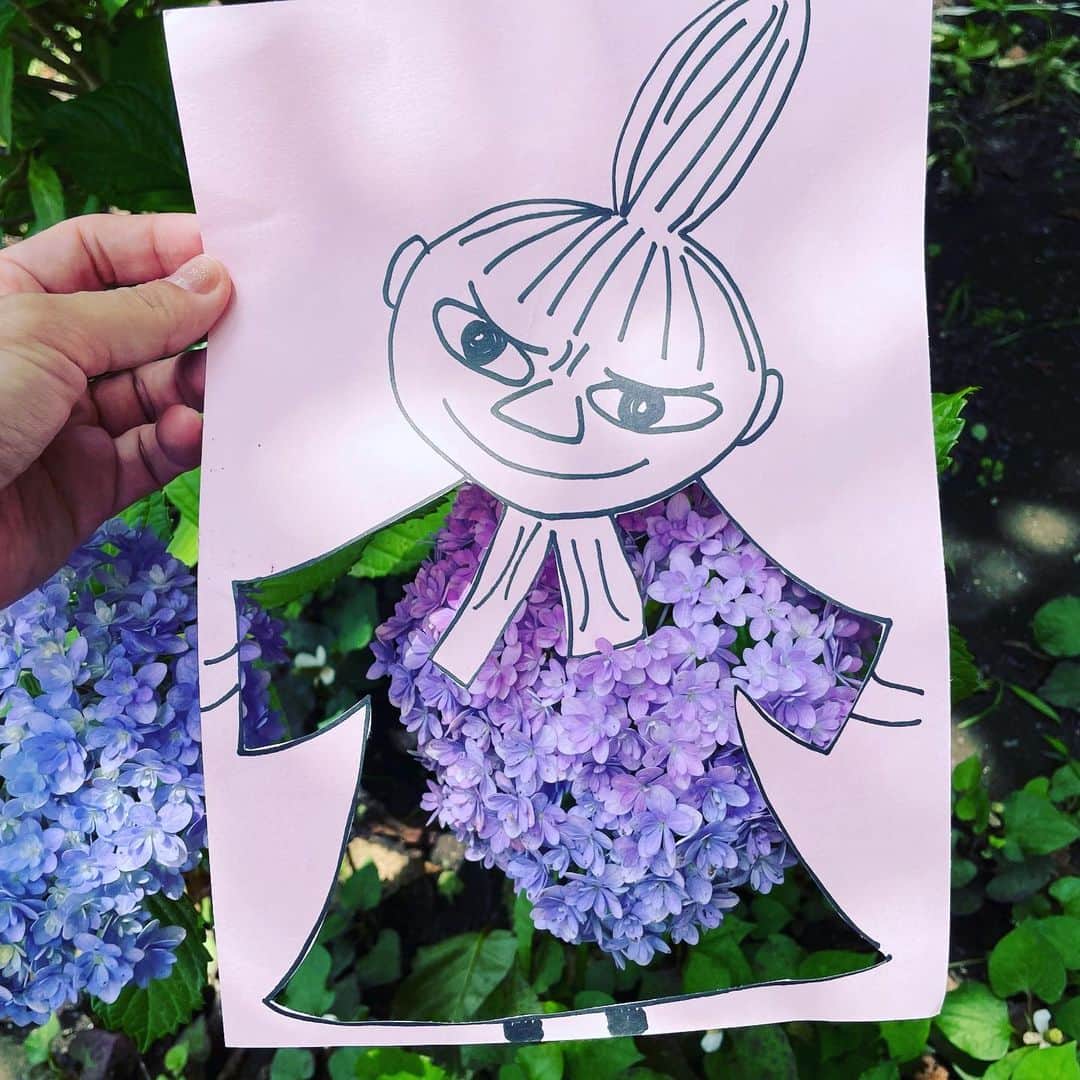 のインスタグラム：「. ６月の #私とワガコの着せ替えワンピース #着せ替えワンピース #あじさいワンピース #おえかき#おさんぽ  #外遊び#紫陽花探し  花だけじゃなく何でも  今回はそれぞれ 好きなキャラクターで。 私はミー　 #moomins  娘はピギー #elephantandpiggie   何色の紫陽花が好きですか？」