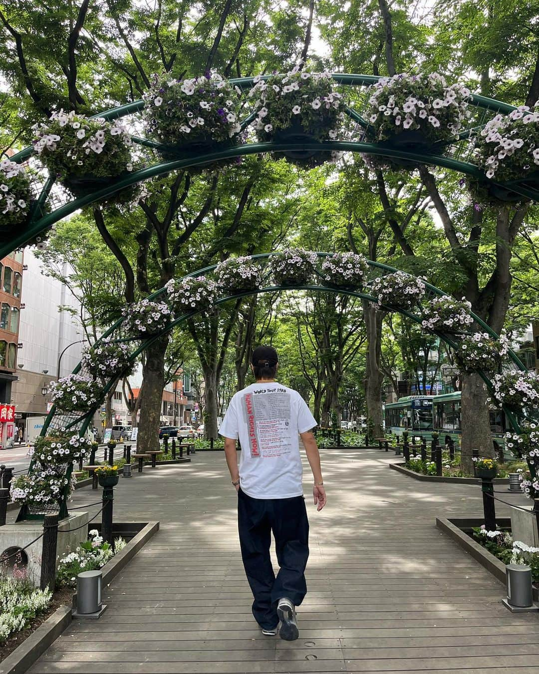 TAKAHIROさんのインスタグラム写真 - (TAKAHIROInstagram)「宮城県は仙台の旅。  🌳🌲杜の都仙台🌲🌳  仙台駅について、 まずは腹ごしらえ‼︎  クリスロード商店街を散歩しながら向かったお店は、 『山形蕎麦と炙りの焔藏 一番町店』 オススメの“ゲソ天板そば”をいただき…これが激美味っ‼︎  また食べたい。今食べたい。 　 そして、恒例の 古着屋巡り✨✨  『ONE DAY STORE sendai』にお邪魔し、またまた良い出会いが😂  いつか、落ち着いたら 出会ってきた古着アイテム紹介でもしましょうかね👍  定禅寺通を散歩し、 最高な気分で、会場入り。  この日はドハマりしてる “あなして”の放送日。 早く観たい僕は、 ガンちゃんポーズで写真を撮って会場を後にしました。  実は…ここだけの話… 次の日も仙台を堪能したんです🤣  その模様は、またいつか何かで ご覧いただけます。」6月4日 12時55分 - exiletakahiro_official