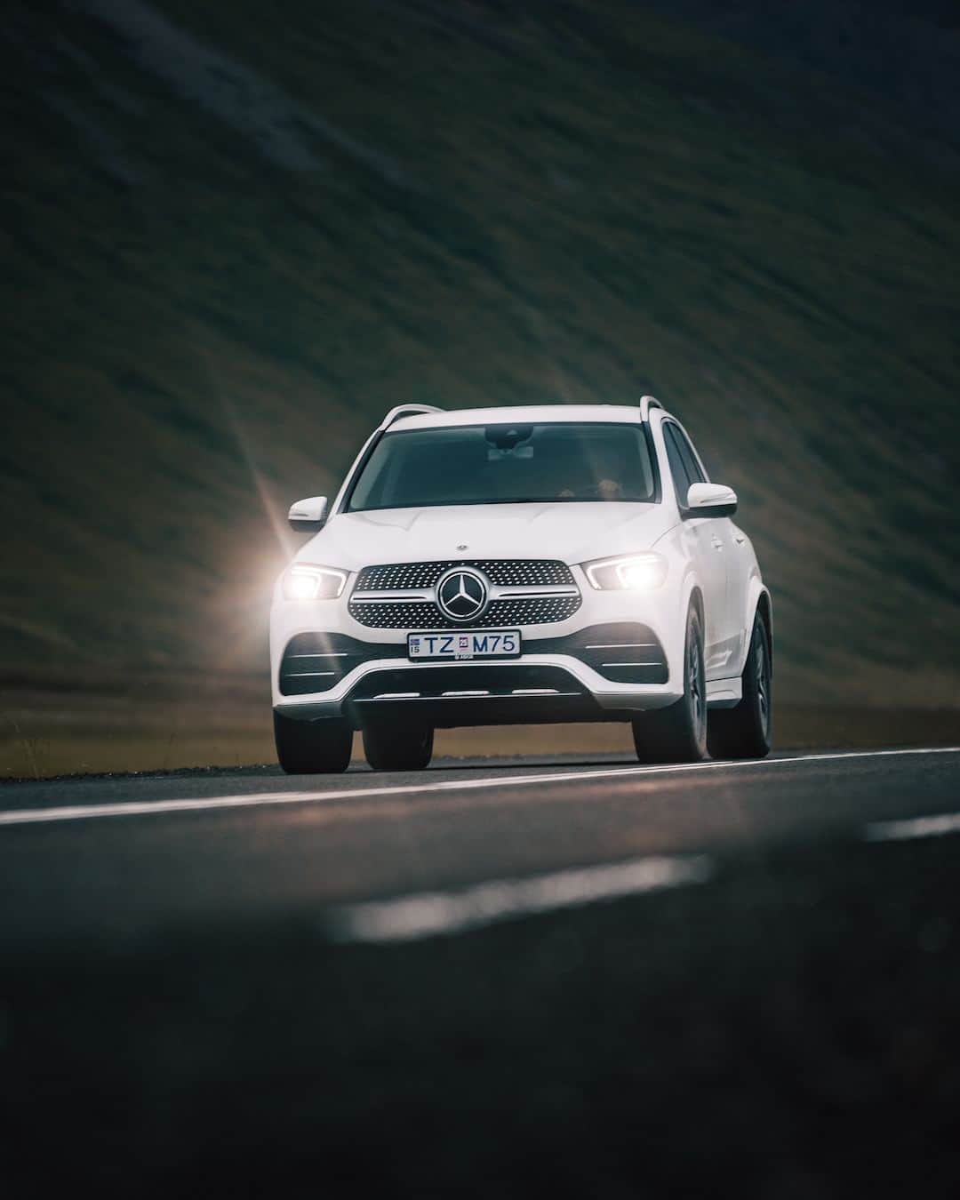 Mercedes-Benz Thailandのインスタグラム：「Make the most of your journey with #GLE.  มาสร้างเรื่องราวการเดินทางครั้งใหม่ในแบบฉบับคุณกับ Mercedes-Benz GLE 300 d 4MATIC AMG Dynamic ที่ให้คุณสนุกทุกการเดินทางด้วยสมรรถนะการขับเคลื่อน 4 ล้อ 4MATIC เครื่องยนต์ 4 สูบแถวเรียงขนาด 1,950 c.c. และไฟหน้าแบบ MULTIBEAM LED พร้อมส่องสว่างและเตรียมรับทุกการผจญภัยของคุณในทุกรูปแบบ!  *อุปกรณ์บางส่วนในภาพอาจแตกต่างจากที่จำหน่ายจริง โปรดตรวจสอบรายการอุปกรณ์ของรถยนต์แต่ละรุ่นที่ผู้จำหน่ายฯ อย่างเป็นทางการทั่วประเทศ​​  📷 Lotter Live  for #MBcreator  #GLE #SUV #MercedesBenz #MercedesBenzThailand」