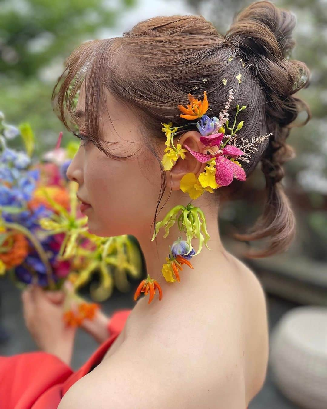 ゼクシィさんのインスタグラム写真 - (ゼクシィInstagram)「. 【花・ビジューにときめく！花嫁ヘアアクセ】 . 生花、ドライ、 アーティフィシャルフラワーetc. 花嫁を彩る人気のフラワーモチーフ🌷  近頃は、イヤーカフなど ヘアやドレスとのバランスを考えて 飾る位置や形にもこだわる花嫁も✨ . 今回は、素敵なお花モチーフの 実例を集めてみました  ぜひ参考にしてみてくださいね🌼 . @trunk_2207 さん @ym_m_0429 さん @ca__0529wd さん @miiiis_wd さん . +♥+:;;;:+♥+:;;;:+♥+:;;;:+♥+:;;;:+♥+:;;;:+♥ . プロポーズから結婚式まで素敵なお写真募集中！ . ゼクシィ公式アカウントでお写真を紹介してみませんか？ 【#ゼクシィ2023】 を付けて投稿してください♡ . +♥+:;;;:+♥+:;;;:+♥+:;;;:+♥+:;;;:+♥+:;;;:+♥ . ▼公式アプリもCHECKしてね ゼクシィアプリはURLから @zexyrecruit  ▼理想の会場探しをプロがサポート！ ゼクシィ相談カウンターもCHECK @zexy_counter のURLから  #花嫁ヘア#ブライダルヘア#ウェディングヘア#結婚式ヘア#花嫁ヘアメイク#ブライダルヘアメイク#ウェディングヘアメイク#イヤーカフ#編みおろしヘア _ #プレ花嫁#結婚式準備#花嫁準備中#結婚式レポ#2023夏婚#2023秋婚#2023冬婚#2023秋婚プレ花嫁#2023冬婚プレ花嫁 _ #ゼクシィアプリ#ゼクシィ」6月4日 13時00分 - zexyrecruit