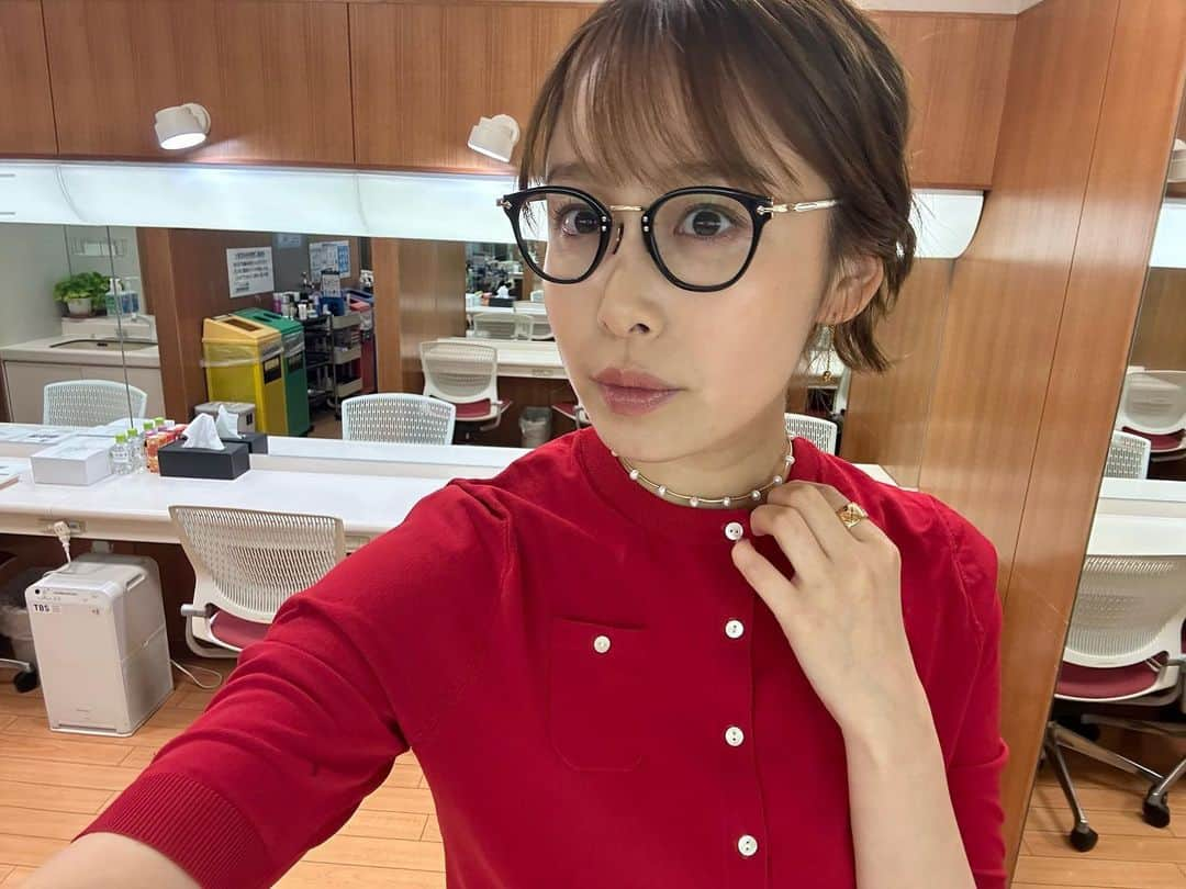 良原安美さんのインスタグラム写真 - (良原安美Instagram)「まちがいさがし🥸 ⁡ いくつみつけられますか？😏 ⁡ ⁡ ⁡ 数年前に買った赤色カーディガン。 想像以上の 登場回数なので、 もういっちょ色違いで👶🏻🙏 ⁡ ⁡ #色違い #と検索したら #イロチ買い #と候補が出てきた #どちらも正解 ⁡ #私服」6月4日 13時06分 - yoshiharaami