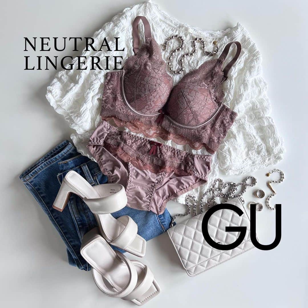 mario_dozonoのインスタグラム：「🤎👙🤎👙 relax day…✔️ * 週末の定番インナー💕 @lingerie_neutral のブラは、ノンワイヤーなのに驚くほど盛れる機能性の高さが気にって3セット目🥰 * 谷間は欲しいけどワイヤーブラは痛くて苦手な方や、もともと細身で集めるお肉が少ない小胸さんにもおすすめ💕 * 他にないバイカラーのダブルレース使いも可愛い🥺💓 * 3,000件もレビューがあって4.25の高評価のこのブラ、今日は楽天スーパーSALEの50%OFFクーポンで1,490円に✨ * クーポンは @lingerie_neutral プロフィール欄のURLから取得できますよ〜🫶 * 他アイテムの詳細は最後のpicに📸💕 * * bra & shorts… @lingerie_neutral  tops denim shoes… #gu bag… #chanel * * * #ニュートラルランジェリー #楽天市場 #ニュートラルストア #楽天スーパーセール #下着 #育乳 #ランジェリーショップ #春コーデ #ノンワイヤーブラ #ナイトブラ #ニュアンスカラー #バストケア #補正下着 #おとなかわいい #下着通販 #可愛い下着 #ランジェリーから始めるおしゃれ #ジーユーコーデ #guコーデ #gu新作 #ジーユー新作 #アラフォーママコーデ」