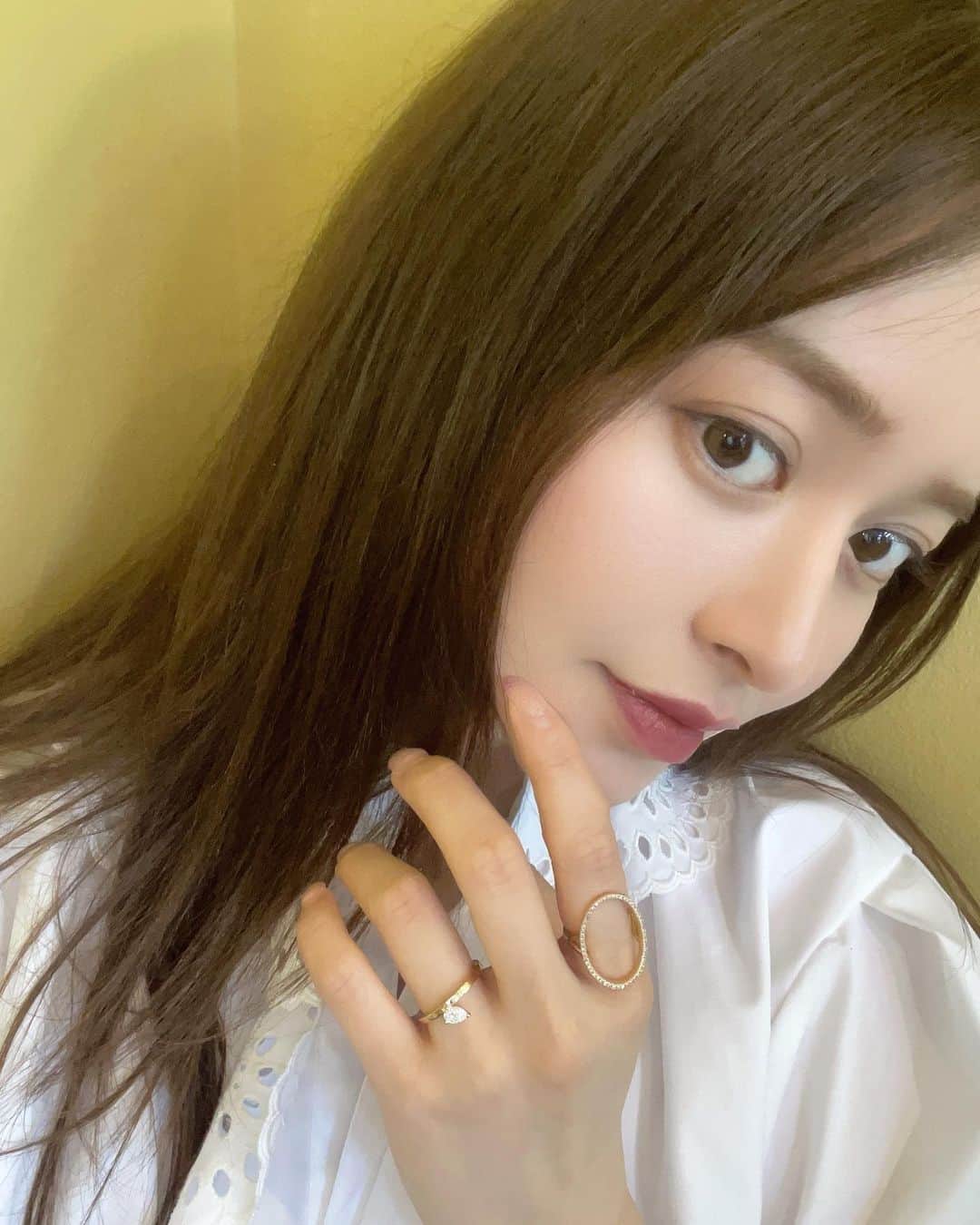 野崎萌香のインスタグラム：「Summer is just around the corner.🌞🌿  @pensees_jewelry」