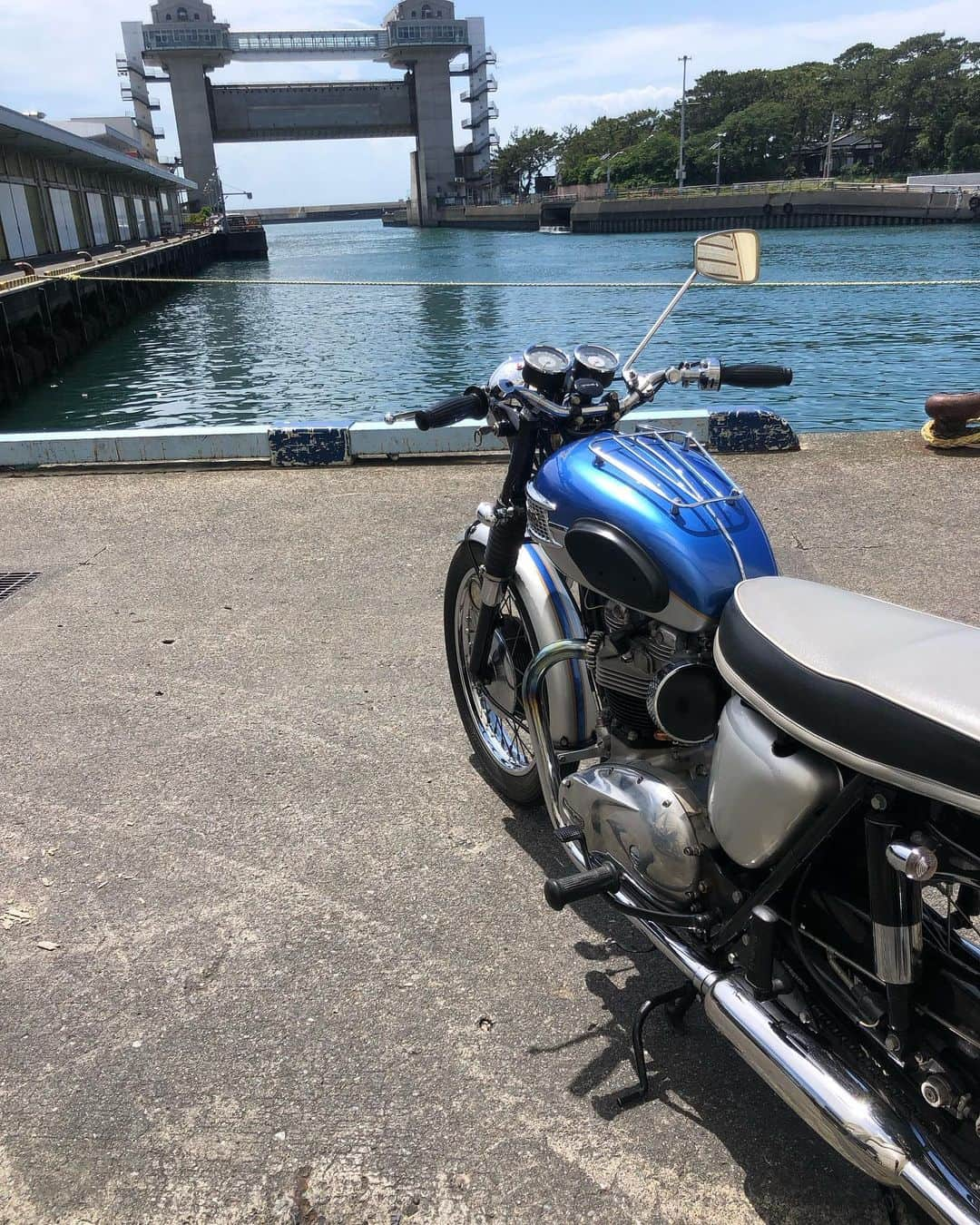 KIYOさんのインスタグラム写真 - (KIYOInstagram)「沼津港まで来ました⚓️🐟近いけど😆   #bestmotorcycleintheworld #triumph #t120 #bonneville #bonnie #britbike #britishmotorcycles #classicmotorcycles #lewisleathers #madeinengland #rockers  #caferacer #tonupboys #triumphmotorcycles #vintagetriumph #oldtriumph #oldtriumphsneverdie #バイクメーン #ボニー #トライアンフ #ボンネビル #ロッカーズ #カフェレーサー #ルイスレザー #ガレージライフ」6月4日 13時16分 - kiriko009