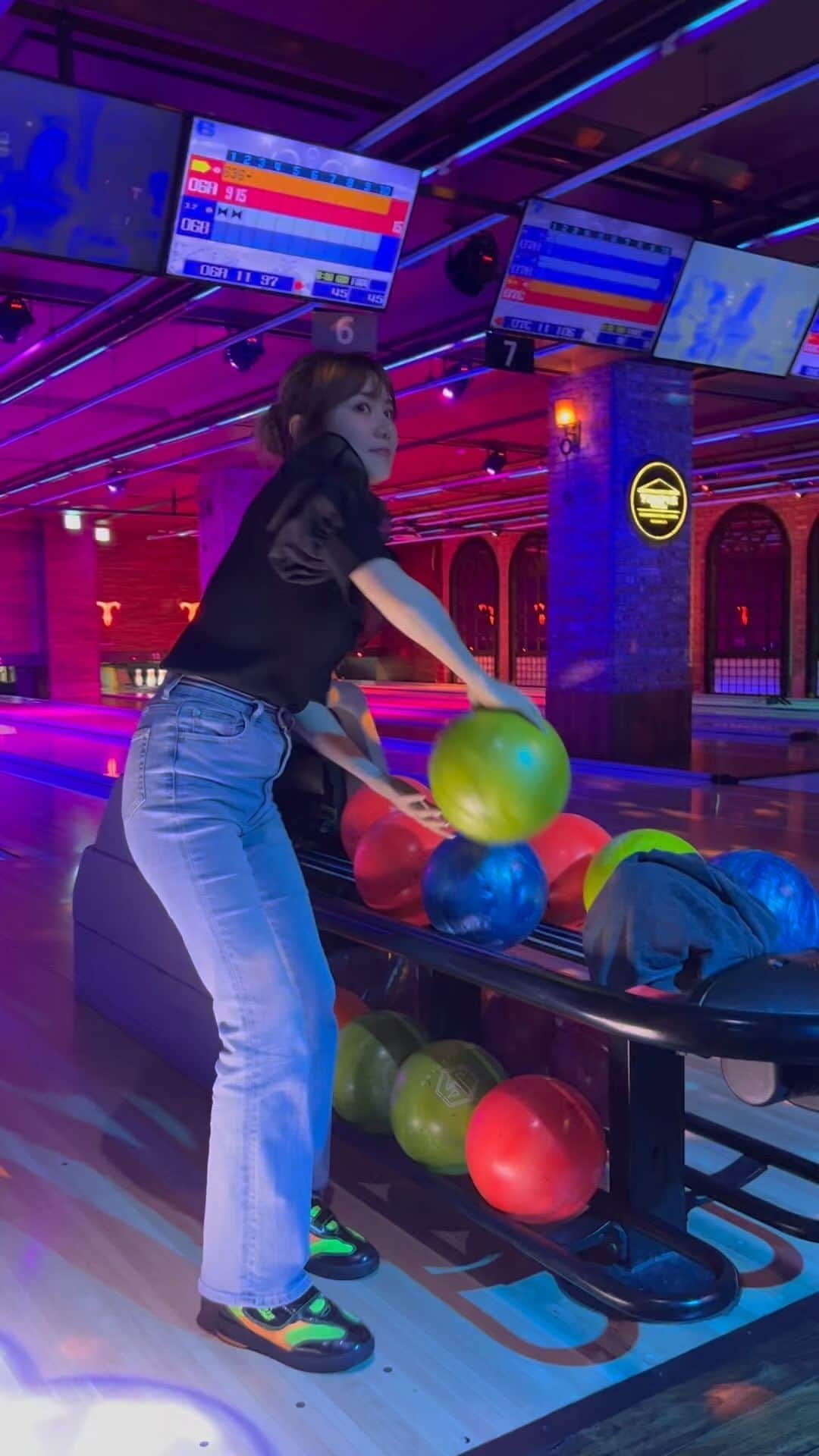 のインスタグラム：「เล่น🎳 ที่เกาหลีมา😂🎳 scoreมิมุ 54จุด 😂🙈แต่ทีมมิมุ เล่นเก่งมากก็ชนะแล้ว🤣🙌🏻❤️ . . 韓国でボーリングする流れに😂🎳  年々下手になってく🙈 1ゲームのスコア54点だった😂でもメンバーに恵まれて試合勝った🤣❤️👏🏻奇跡ー😂✨ . . . . #มิมุ #ไม่ใช่มุมิ #คนญี่ปุ่น #เล่นเกม  #みーむー #韓国旅行 #ボーリング #ガーターが得意」