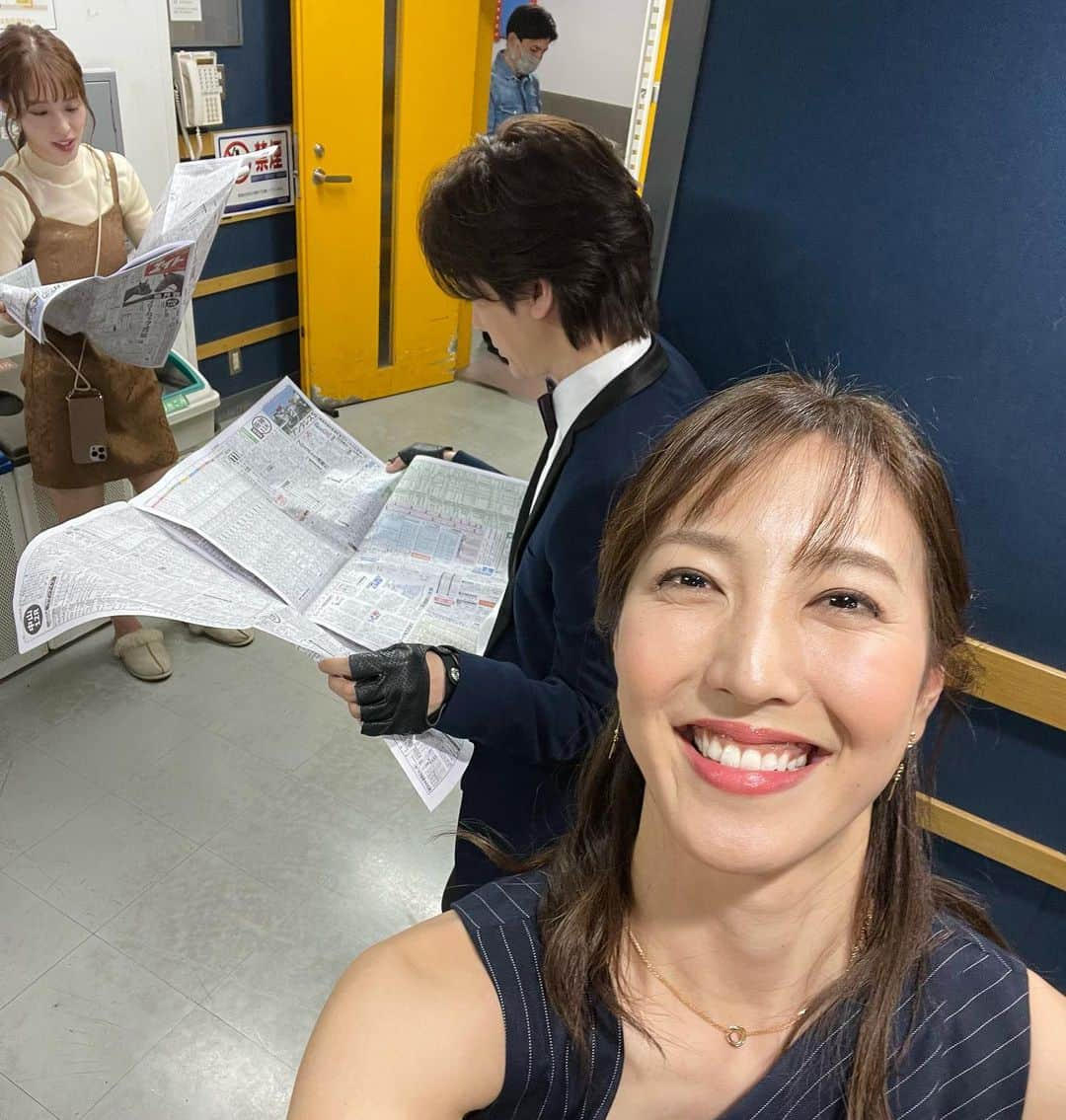 小澤陽子さんのインスタグラム写真 - (小澤陽子Instagram)「𝚊𝚝 𝚠𝚘𝚛𝚔☻  ６週連続GⅠのクライマックス🪅🎉  そんな白毛馬ソダシも出走する♘ 安田記念も15:00〜BSスーパーKEIBAにて 生中継でお届けします‼️🏇 (BSフジなので全国からご覧いただけます)  GI馬10頭も出走と、豪華メンバー🩵🩵🩵🩵🩵  ソダシを手掛けてきた今浪厩務員は、 このレースを最後に引退…🥲プレゼントになるのか？🎁 そんなところにも注目ですっ！  . . .  先週の第90回 日本ダービーは 本当に色んなことがあって色んな感情を抱き、 出走各馬が無事に帰ってくることの大切さも 改めて感じたダービーになったと思います。  ショックが大きかったですし、 なによりも陣営の皆様もどれだけ悔しく辛いか… 早く心の傷が癒えますように。  なんだかこの安田記念までの１週間が 長かったようにも感じたなぁ…  そして、今日まずはも人馬ともに、 無事にレースが終わりますように🌿  ※ 写真は、シャンパンカラーが勝った日🥂 　青嶋アナと緑でコーデを合わせていました🍾  #BSスーパーKEIBA #安田記念 #BSフジ」6月4日 13時31分 - yoko.ozawa729