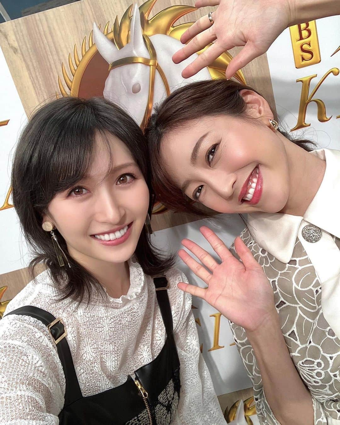 小澤陽子さんのインスタグラム写真 - (小澤陽子Instagram)「𝚊𝚝 𝚠𝚘𝚛𝚔☻  ６週連続GⅠのクライマックス🪅🎉  そんな白毛馬ソダシも出走する♘ 安田記念も15:00〜BSスーパーKEIBAにて 生中継でお届けします‼️🏇 (BSフジなので全国からご覧いただけます)  GI馬10頭も出走と、豪華メンバー🩵🩵🩵🩵🩵  ソダシを手掛けてきた今浪厩務員は、 このレースを最後に引退…🥲プレゼントになるのか？🎁 そんなところにも注目ですっ！  . . .  先週の第90回 日本ダービーは 本当に色んなことがあって色んな感情を抱き、 出走各馬が無事に帰ってくることの大切さも 改めて感じたダービーになったと思います。  ショックが大きかったですし、 なによりも陣営の皆様もどれだけ悔しく辛いか… 早く心の傷が癒えますように。  なんだかこの安田記念までの１週間が 長かったようにも感じたなぁ…  そして、今日まずはも人馬ともに、 無事にレースが終わりますように🌿  ※ 写真は、シャンパンカラーが勝った日🥂 　青嶋アナと緑でコーデを合わせていました🍾  #BSスーパーKEIBA #安田記念 #BSフジ」6月4日 13時31分 - yoko.ozawa729