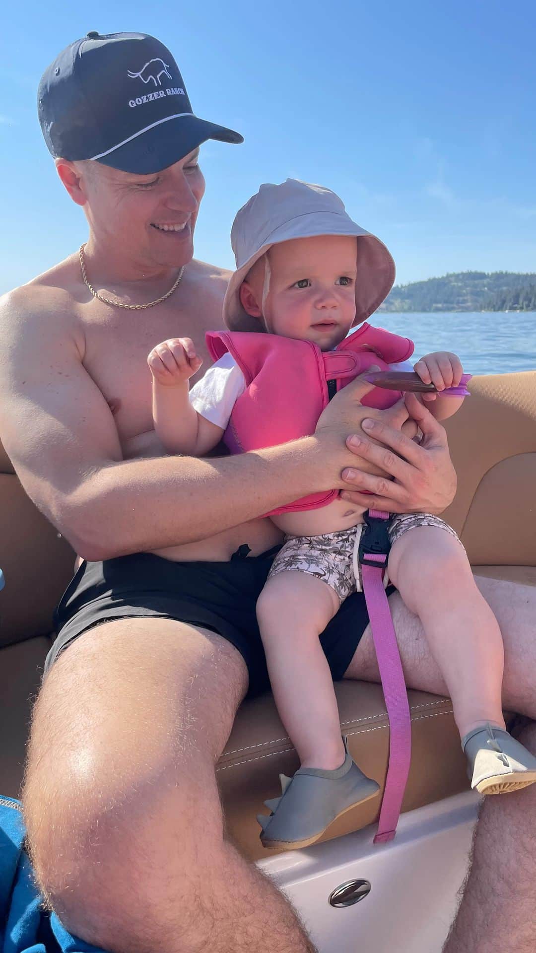ジェイソン・ケネディのインスタグラム：「This just in - Ryver loves the water 😁」