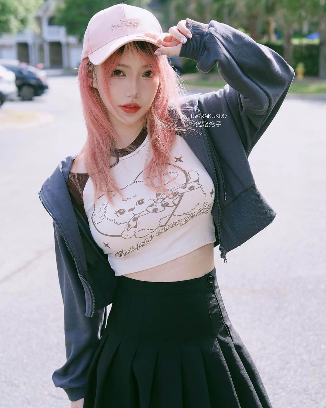 犬神洛洛子のインスタグラム：「My hair faded into pink again lol. Good news I survived the final weeks 🥹will have many upcoming cosplays including star rail, nikke, demon slayer, etc... and I’m gotta continue playing Zelda TotK woohoo ✨✨💕💕」