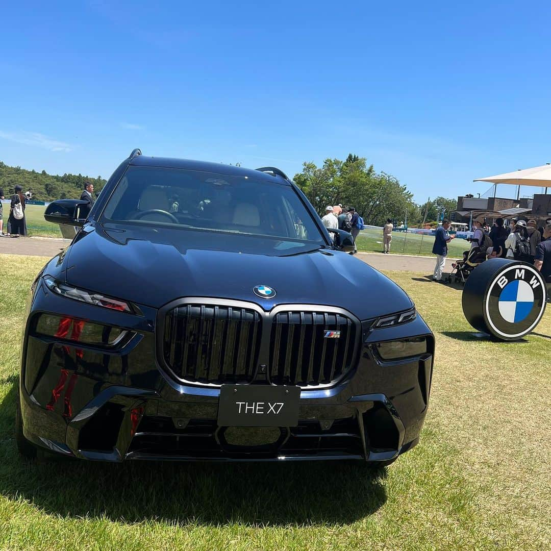 山内鈴蘭さんのインスタグラム写真 - (山内鈴蘭Instagram)「男子ゴルフ【BMW日本ゴルフツアー選手権森ビルカップ2023】観戦してきました😆🔥  大雨の大混戦の中、最後まで戦い抜く選手がカッコ良すぎました。 最終日は快晴☺️ギャラリーも多くかなり盛り上がってました！！！  BMWの車が沢山展示されていて 優勝の車は【THE X７】や ホールインワン賞の【Ｉ７】など 豪華でキラキラな会場に夢が溢れていました😍  実際に車内を見たり、座ったり、触れたりも出来て、最高ランクの質の高さに感動🥺スポーティーなフォルムに車内は高級感溢れ、カッコ良すぎたなぁ😭👊  BMWのＩ７はスワロフスキーがライトと車内にあしらわれていて、キラキラ😳✨  車の概念を超えた！！！！！👊  そして、有難いことにVIPラウンジにお邪魔させて頂き、美味しいお料理とお酒で大人の嗜みを感じたよ。。🥺🥺🥺  紺野ゆりちゃん(@yuri_konno_official )ちゃんが誘ってくれて、ゴルフトークしながら試合見るのちょー楽しかった❤️  男子プロの試合は、 迫力が本当に違う！！！  常時300ヤード近く飛ぶドライバーと、グングン伸びる球筋、バックスピンのコントロールショット🔥🔥🔥  かっこよすぎたぁぁぁ😤👊  #ゴルフ #男子ゴルフ #BMW #bmw日本ゴルフツアー選手権森ビルカップ #宍戸ヒルズカントリークラブ #車 #ゴルフツアー #ゴルフ観戦 #ゴルフ女子 #ゴルフ好きな人と繋がりたい #ゴルフ場 #ゴルフトーナメント #男子プロゴルファー」6月4日 13時30分 - xxsuzuranxx