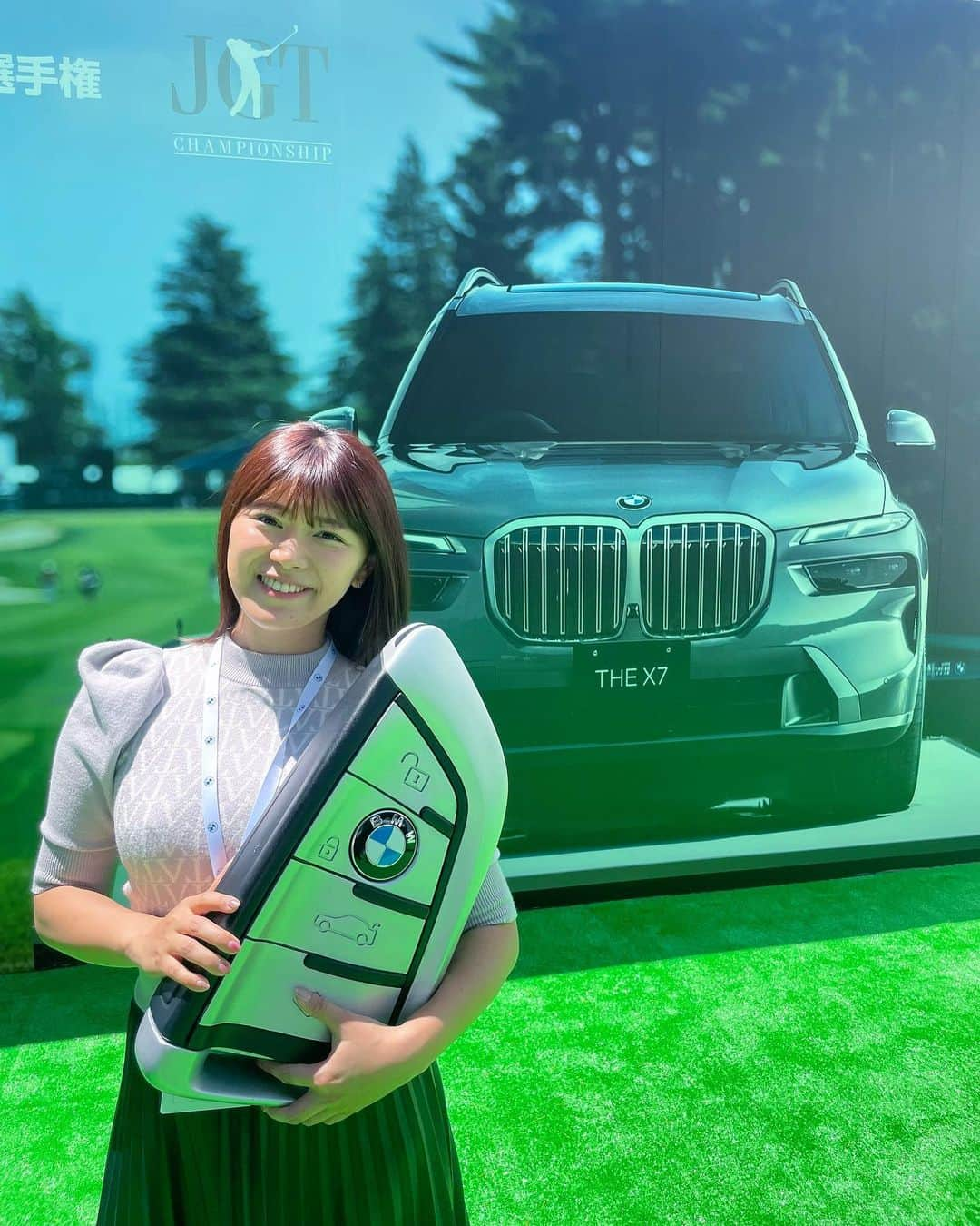 山内鈴蘭さんのインスタグラム写真 - (山内鈴蘭Instagram)「男子ゴルフ【BMW日本ゴルフツアー選手権森ビルカップ2023】観戦してきました😆🔥  大雨の大混戦の中、最後まで戦い抜く選手がカッコ良すぎました。 最終日は快晴☺️ギャラリーも多くかなり盛り上がってました！！！  BMWの車が沢山展示されていて 優勝の車は【THE X７】や ホールインワン賞の【Ｉ７】など 豪華でキラキラな会場に夢が溢れていました😍  実際に車内を見たり、座ったり、触れたりも出来て、最高ランクの質の高さに感動🥺スポーティーなフォルムに車内は高級感溢れ、カッコ良すぎたなぁ😭👊  BMWのＩ７はスワロフスキーがライトと車内にあしらわれていて、キラキラ😳✨  車の概念を超えた！！！！！👊  そして、有難いことにVIPラウンジにお邪魔させて頂き、美味しいお料理とお酒で大人の嗜みを感じたよ。。🥺🥺🥺  紺野ゆりちゃん(@yuri_konno_official )ちゃんが誘ってくれて、ゴルフトークしながら試合見るのちょー楽しかった❤️  男子プロの試合は、 迫力が本当に違う！！！  常時300ヤード近く飛ぶドライバーと、グングン伸びる球筋、バックスピンのコントロールショット🔥🔥🔥  かっこよすぎたぁぁぁ😤👊  #ゴルフ #男子ゴルフ #BMW #bmw日本ゴルフツアー選手権森ビルカップ #宍戸ヒルズカントリークラブ #車 #ゴルフツアー #ゴルフ観戦 #ゴルフ女子 #ゴルフ好きな人と繋がりたい #ゴルフ場 #ゴルフトーナメント #男子プロゴルファー」6月4日 13時30分 - xxsuzuranxx