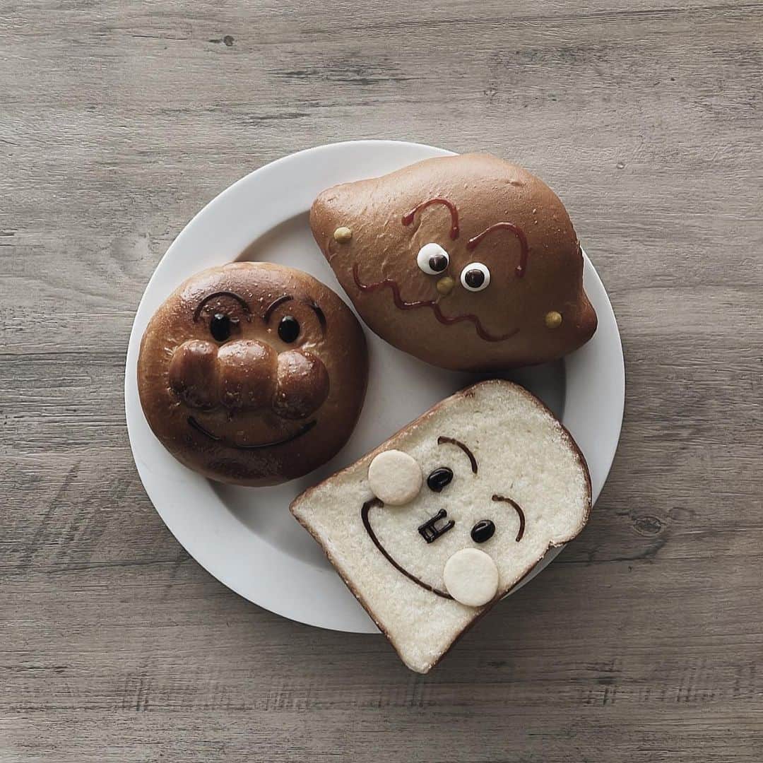 ukapiのインスタグラム：「⠀ ⠀ 神戸の アンパンマンミュージアムへ ⠀ せおもリアも爆上がりしてて 可愛かった&楽しかったね♡ ⠀ パン買い過ぎた...🥖🍞 ⠀ そして👨🏻に写真送ったら バイキンマン帽子が 今までの帽子の中で一番似合うって.... ⠀ 確かに...👿 ⠀ ⠀ #アンパンマンミュージアム #皆ありがとー #今日も会うけど」