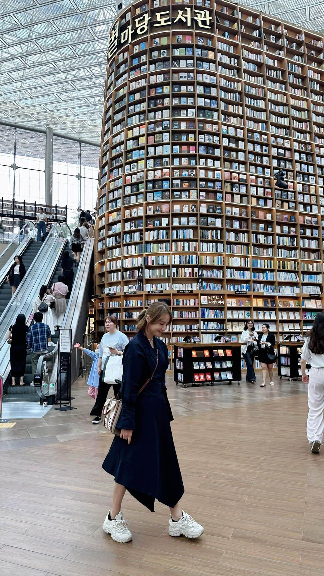 Miaのインスタグラム：「Coex mall星空圖書館  #coexmall  #首爾 #星空圖書館 #巨無霸書架」