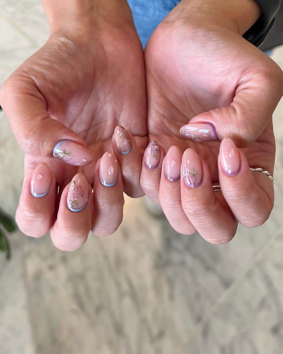mananailsのインスタグラム：「🪻🫧💧🤍 梅雨時期ぴったりな紫陽花ネイル🤍  ☾120minオフ込み」