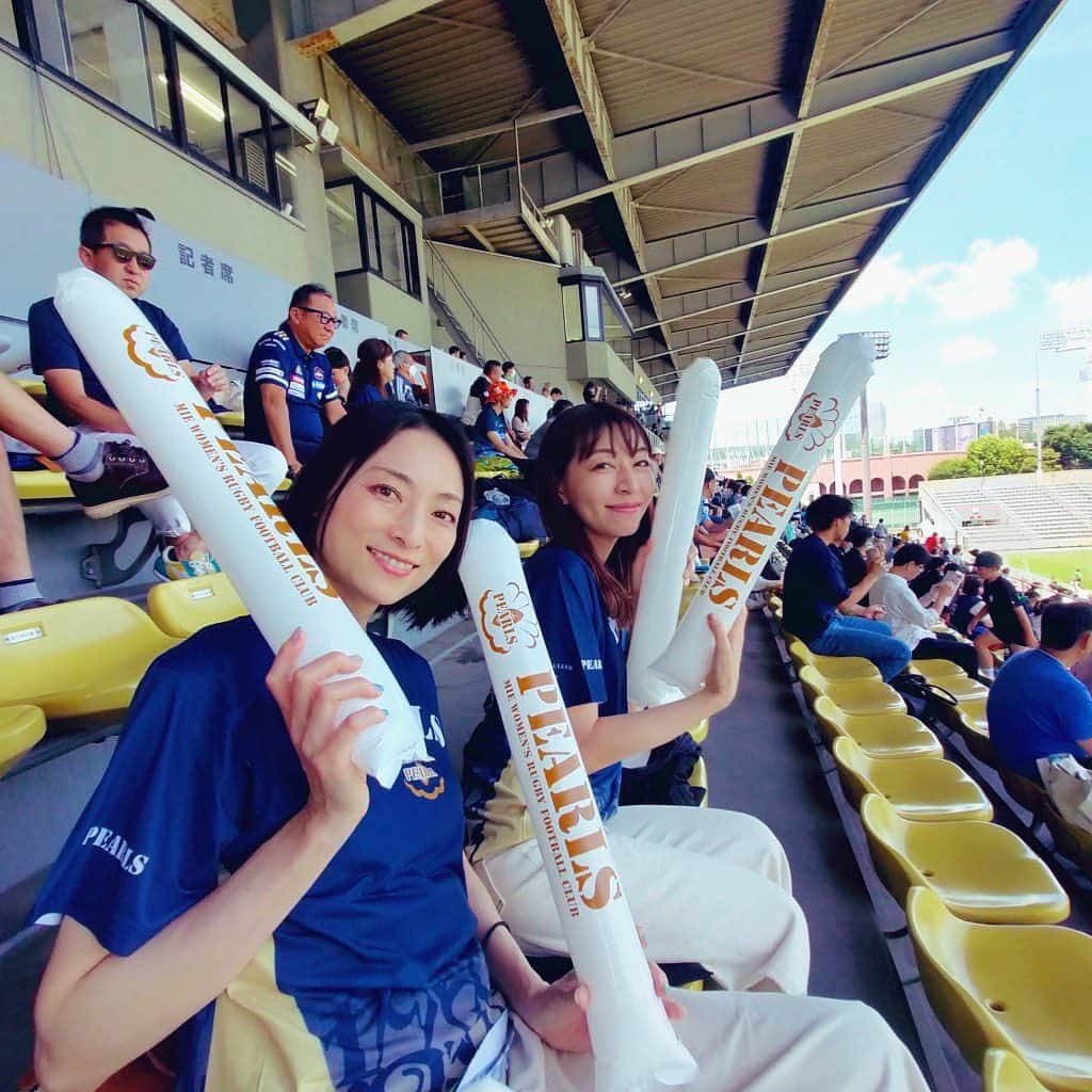 由梨香さんのインスタグラム写真 - (由梨香Instagram)「朝から女子ラグビーチーム🏉 Pearlsの応援に来てる！！ 松本英子さんと共に✨  白熱してる！！🔥✨  がんばれー！！  チームTシャツもかわいい💕  #Pearls #女子ラグビー #偶然にも　 #英子さんと全くお揃いになった件 #笑」6月4日 13時43分 - yurikapiano