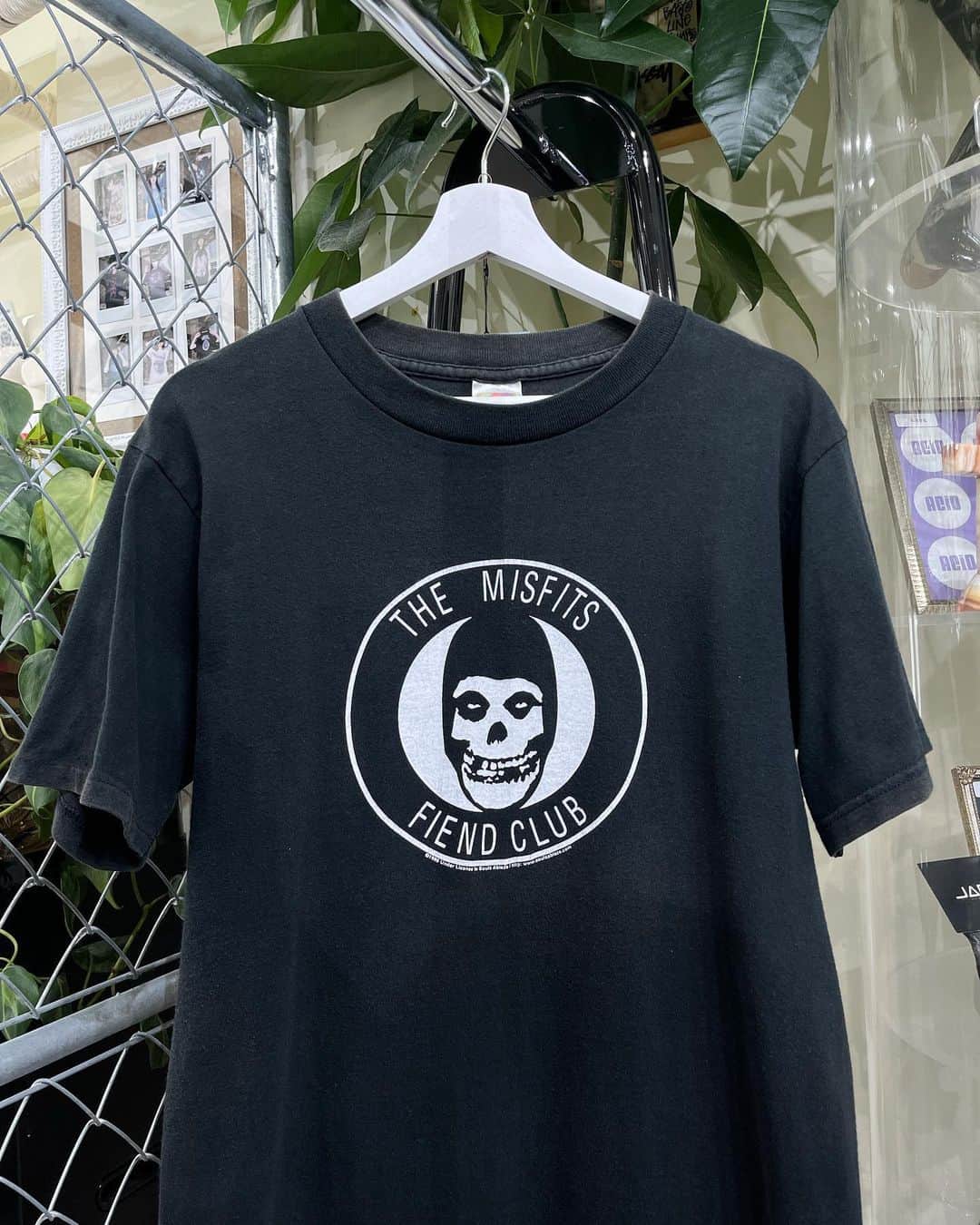 ジャムルのインスタグラム：「OPEN UNTIL 7:00PM . '98 THE MISFITS FIEND CLUB .  #お問い合わせはお電話で承ります #jammru#jammru_tee#vintagetshirt #vintagetee#vintagebandtee#misfits#themisfits #fiendclub #osaka  #fashion  #streetstyle  #streetfashion  #vtg  #vintage  #used  #usedclothing  #古着 #古着屋 #ファッション #70s #80s #90s」