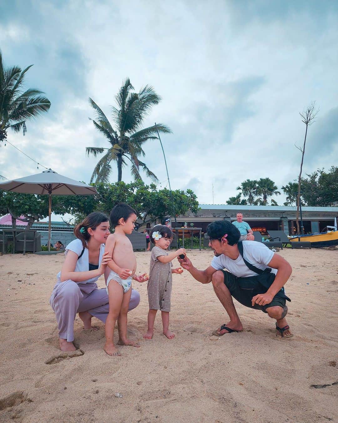 Kimberly Ryderさんのインスタグラム写真 - (Kimberly RyderInstagram)「The funnest time with my family at @intercontinentalbalisanur. 🤍  Great food, service, spa, newly renovated rooms and a big Kids Club for [the parents 😂] to enjoy. The best part was definitely the beach, karena pantai di Sanur emang terkenal dengan ketenangannya, jadi safe buat anak-anak. 🧡」6月4日 13時58分 - kimbrlyryder