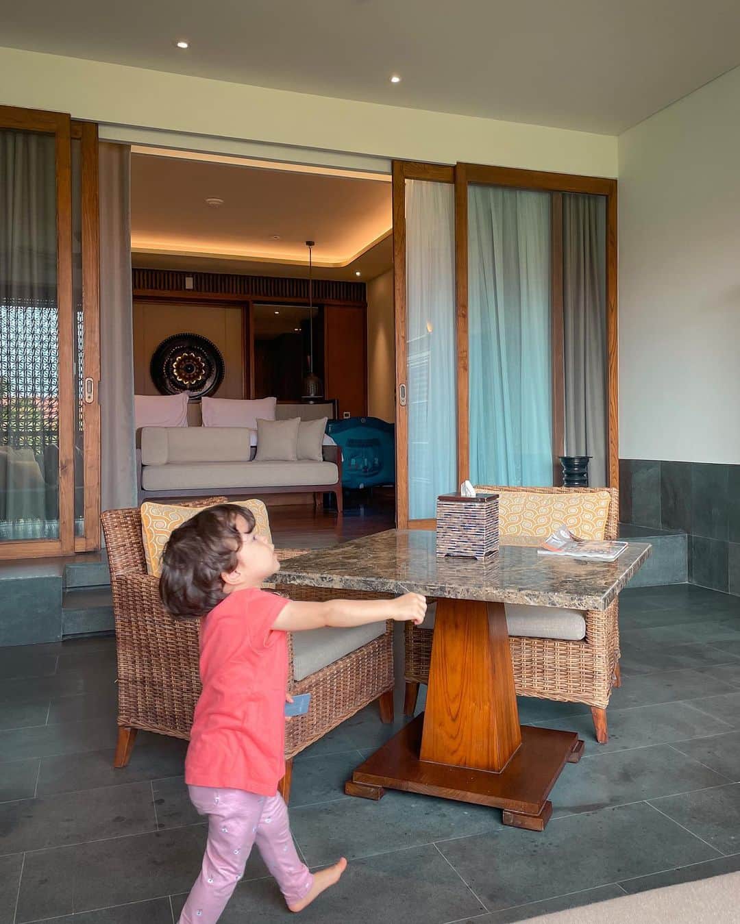 Kimberly Ryderさんのインスタグラム写真 - (Kimberly RyderInstagram)「The funnest time with my family at @intercontinentalbalisanur. 🤍  Great food, service, spa, newly renovated rooms and a big Kids Club for [the parents 😂] to enjoy. The best part was definitely the beach, karena pantai di Sanur emang terkenal dengan ketenangannya, jadi safe buat anak-anak. 🧡」6月4日 13時58分 - kimbrlyryder