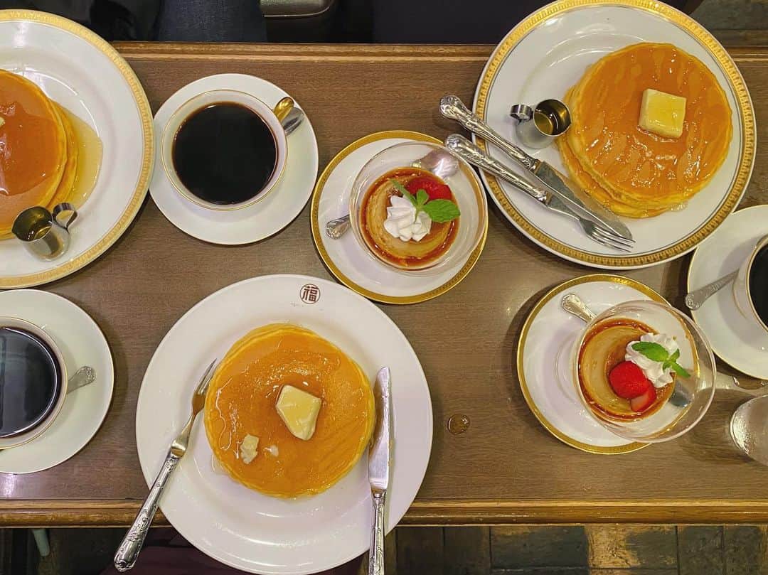 岩崎裕美のインスタグラム：「2023.5  #丸福珈琲店千日前本店   全員ホットケーキ🥞 そしてホットコーヒー☕️  ホットケーキ2枚重なってる時って2枚とも一緒に切って食べるか、1枚ずつ食べるのかいつも迷うなぁ？☺️」