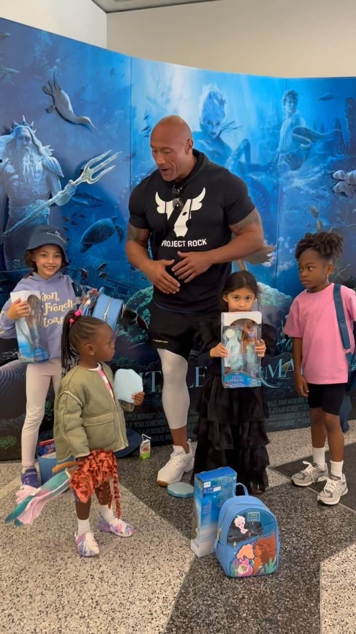 のインスタグラム：「The little Queen’s have spoken - we LOVED the LITTLE MERMAID 🧜🏾‍♀️🧜🏾‍♀️🍿🍿👏🏾👏🏾👏🏾  Huge thank you to the amazing @hallebailey + director Rob Marshall, @disneystudios for being so gracious and kind.  The invite, the movie, the toys, the SNACKS 😂❤️  I’m very impressed with Halle’s performance on the big screen - what presence and charisma, but perhaps more importantly- I’ve been super impressed with Halle’s grace and mana as she’s moved thru this global spotlight with maturity and soul. I didn’t realize it, til these little munchkins asked me to google her 😊 - but Halle’s just a kid herself.  Impressive.   Halle, keep being the ‘hardest worker in the room’ and sky’s the limit. Look forward to working with you one day.   And the coolest part of the day - for me - as a proud girl dad - was watching our little girls of color, watch Halle and all the mermaids on the big screen and these little ones didn’t think twice about it because - that’s their norm and that’s our world.   All shades, all colors.  Very cool.   Congrats again & mahalo and our families had a great time at the movies!   #littlemermaid 🧜🏾‍♀️」