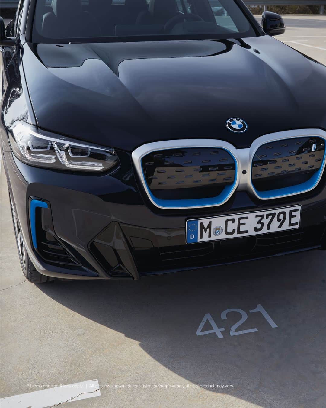 BMW Thailandさんのインスタグラム写真 - (BMW ThailandInstagram)「THE iX3 ยนตรกรรม 100% ELECTRIC ที่สามารถวิ่งด้วยพลังงานไฟฟ้าได้ไกลถึง 461 กิโลเมตร พร้อมจะพาคุณก้าวไปสู่อนาคตด้วยการออกแบบที่ล้ำสมัยกว่าใคร ตกแต่งรอบคันด้วยสีน้ำเงินที่สะท้อนให้เห็นถึงการเป็นรถยนต์ที่เป็นมิตรต่อสิ่งแวดล้อม ภายในห้องโดยสารตกแต่งปุ่มสตาร์ตด้วยสีน้ำเงิน และป้ายแสดงชื่อรุ่น iX3 บริเวณคอนโซลกลาง และตัวรถได้รับการออกแบบให้มีค่าสัมประสิทธิ์แรงเสียดทานเพียง 0.29 เพื่อให้อากาศไหลผ่านไปได้สะดวกยิ่งขึ้น  #BMW #BMWTH #JOYisBMW #สุนทรียภาพแห่งการขับขี่ #THEiX3」6月4日 14時00分 - bmwthailand