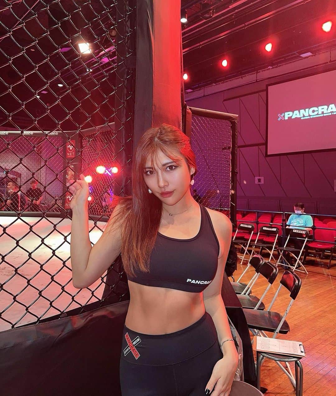  りさぶーのインスタグラム：「この後14時〜宜しくお願いします🥊🔥 明日仕事で久しぶりの静岡に。おすすめ教えてください✌️ #ラウンドガール #ringgirl #MMA #格闘技」