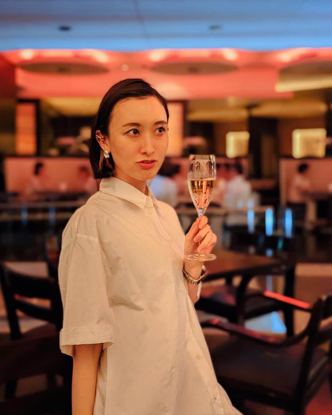 前田紀至子のインスタグラム：「人生で初めての懸垂に挑戦した後、もはや目も開けていられずパトラッシュの幻影を見た日の夜。  ちらりと伺ったグランド ハイアット東京 @grandhyatttokyo でのソワレ ブランシュレセプションは大変華やか&大盛況でした。  私は普段お酒を殆ど飲まず、割と出不精な方なのですが4年ぶりに復活するというソワレ ブランシュで皆思い思い白いドレスに身を包み、楽しそうに乾杯しているのを目にすると自ずと気持ちも上がるというもの。 さぁこの夏は愉しい思い出を沢山作れますように！  南仏で開催されているイベントをイメージした夏の夜の幻想的な一夜。6月24日から夏の土曜日に計9回開催されるそうなので、ぜひウェブでチェック&予約してみてください。  #grandhyatt#グランドハイアット東京#ソワレブランシュ#ソワレブランシュ2023」