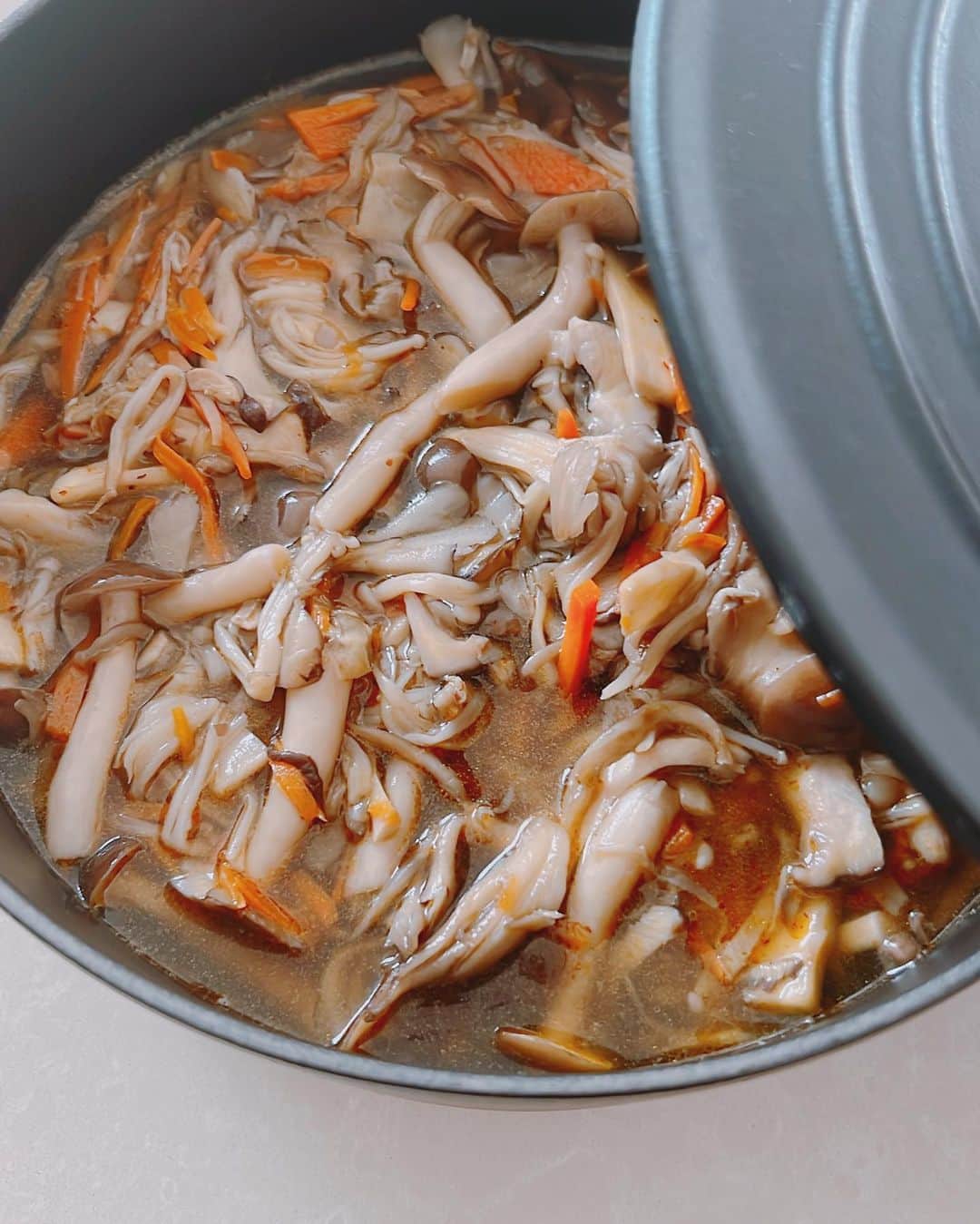 内田恭子さんのインスタグラム写真 - (内田恭子Instagram)「こんにちは。  信州のたっぷりきのこで炊き込みご飯！きのこをゴマ油と新生姜で炒めて、お出汁を入れて温めて、それからお米と一緒にお鍋で炊きました。  青ネギをたっぷりのせて、頂きまーす！  #うちごはん  #きのこの炊き込みごはん #お焦げがたまらん #今日のご飯シリーズ  #内田恭子  #kyokouchida」6月4日 14時15分 - kyoko.uchida.official