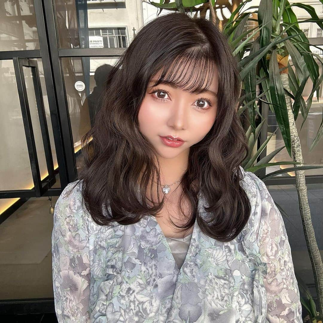 橘まりやさんのインスタグラム写真 - (橘まりやInstagram)「I’ve recently went to for my monthly hair maintenance @ruler.singapore 💇‍♀️✨ By @narissam.4 🤍 He's very skilled and always sets my hair to princess style👸♡  DM @narissam.4 to make a reservation and get a 30% off for haircut, hair coloring, and incalami treatment! Kindly inform to him that you have came across his services from Mariya’s instagram to enjoy the offer 🤗  I challenged the color with a glossy look. The concept of the color is "dark but transparent!” The effect of raising the skin tone is very attractive! The weather is going to get better from now on in Singapore. The image is to look beautiful indoors and outside also.  And my recommendation is Features of TOKIO Incarami treatment.  The patented technology restores hair, so it is effective for colored, permed, and damaged hair~ The treatment lasts longer than other treatments! Hair becomes shiny and easily manageable! It protects your hair from heat and dryness that makes your hair color last longer!  シンガポールでいつも行っている美容院” @ruler.singapore “にいってきましたー✨ まりのInstagramを見たと伝えたら、カット、カラー、インカラミトリートメントのセットで30%OFFになるから、是非 @narissam.4 にDMしてみてね😉🎶  まりの担当の @narissam.4 さんは韓国で働いていた経験もあって、女の子を可愛くする天才😍✨ 今回はこうゆうのに将来していこうという目標を決めて、それもこれまりやちゃんに合うんじゃないかなって勧めてくれました✨それがまた私の理想でめっちゃ可愛いの🥹💖  今回のカラーも前回よりも更に暗めにしました♫『暗い、けど透明感✨』がコンセプト！ 肌をワントーンあげてくれる効果が魅力的☺️ シンガポールはこれから天気も良くなって屋内でも綺麗、外へ出ても透明感が出るようなイメージだそうです♡  前髪パーマはここ最近いつもお願いしていて、必須になってるくらい特におすすめ✨✨✨ 年中暑くて湿気がすごいシンガポールでは前髪巻いてもすぐ落ちちゃいがちだけど、前髪パーマを緩〜くかけとくことで朝から晩まで全然落ちないの✨すごくおすすめ😌 トリートメントは、TOKIOのインカラミトリートメントがめっちゃおすすめ✨ 特許技術で髪を修復するので、カラーリングやパーマ、ダメージヘアにも効果的🥰 他のトリートメントに比べて、持続性があるし、髪がツヤツヤになって、まとまりやすくなるんだって✨ 熱や乾燥から髪を守って、ヘアカラーを長持ちさせることができるところが一番の魅力😌❤️ 是非みんな試してみてね🥰  #rulersingapore  #hairsalonsg  #singaporelife #singapore #singaporegirl #singaporeinsta #シンガポール在住 #シンガポールライフ #シンガポールおすすめ #シンガポール留学 #シンガポール情報 #シンガポール美女 #シンガポール #シンガポール生活 #橘まりや #グラビア #グラドル  #pinupgirl #pinupmodel #bikinimodel  #sexy #japanesegirl #idol #그라비아  #아이돌 #followｍe #偶像 #寫真偶像」6月4日 14時10分 - mariya_tachibana_official