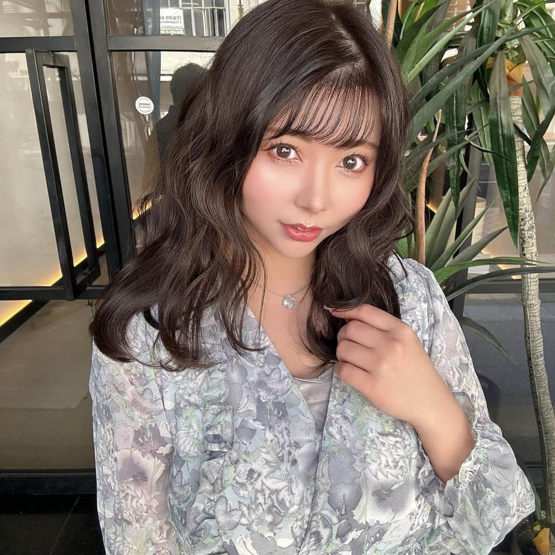 橘まりやさんのインスタグラム写真 - (橘まりやInstagram)「I’ve recently went to for my monthly hair maintenance @ruler.singapore 💇‍♀️✨ By @narissam.4 🤍 He's very skilled and always sets my hair to princess style👸♡  DM @narissam.4 to make a reservation and get a 30% off for haircut, hair coloring, and incalami treatment! Kindly inform to him that you have came across his services from Mariya’s instagram to enjoy the offer 🤗  I challenged the color with a glossy look. The concept of the color is "dark but transparent!” The effect of raising the skin tone is very attractive! The weather is going to get better from now on in Singapore. The image is to look beautiful indoors and outside also.  And my recommendation is Features of TOKIO Incarami treatment.  The patented technology restores hair, so it is effective for colored, permed, and damaged hair~ The treatment lasts longer than other treatments! Hair becomes shiny and easily manageable! It protects your hair from heat and dryness that makes your hair color last longer!  シンガポールでいつも行っている美容院” @ruler.singapore “にいってきましたー✨ まりのInstagramを見たと伝えたら、カット、カラー、インカラミトリートメントのセットで30%OFFになるから、是非 @narissam.4 にDMしてみてね😉🎶  まりの担当の @narissam.4 さんは韓国で働いていた経験もあって、女の子を可愛くする天才😍✨ 今回はこうゆうのに将来していこうという目標を決めて、それもこれまりやちゃんに合うんじゃないかなって勧めてくれました✨それがまた私の理想でめっちゃ可愛いの🥹💖  今回のカラーも前回よりも更に暗めにしました♫『暗い、けど透明感✨』がコンセプト！ 肌をワントーンあげてくれる効果が魅力的☺️ シンガポールはこれから天気も良くなって屋内でも綺麗、外へ出ても透明感が出るようなイメージだそうです♡  前髪パーマはここ最近いつもお願いしていて、必須になってるくらい特におすすめ✨✨✨ 年中暑くて湿気がすごいシンガポールでは前髪巻いてもすぐ落ちちゃいがちだけど、前髪パーマを緩〜くかけとくことで朝から晩まで全然落ちないの✨すごくおすすめ😌 トリートメントは、TOKIOのインカラミトリートメントがめっちゃおすすめ✨ 特許技術で髪を修復するので、カラーリングやパーマ、ダメージヘアにも効果的🥰 他のトリートメントに比べて、持続性があるし、髪がツヤツヤになって、まとまりやすくなるんだって✨ 熱や乾燥から髪を守って、ヘアカラーを長持ちさせることができるところが一番の魅力😌❤️ 是非みんな試してみてね🥰  #rulersingapore  #hairsalonsg  #singaporelife #singapore #singaporegirl #singaporeinsta #シンガポール在住 #シンガポールライフ #シンガポールおすすめ #シンガポール留学 #シンガポール情報 #シンガポール美女 #シンガポール #シンガポール生活 #橘まりや #グラビア #グラドル  #pinupgirl #pinupmodel #bikinimodel  #sexy #japanesegirl #idol #그라비아  #아이돌 #followｍe #偶像 #寫真偶像」6月4日 14時10分 - mariya_tachibana_official