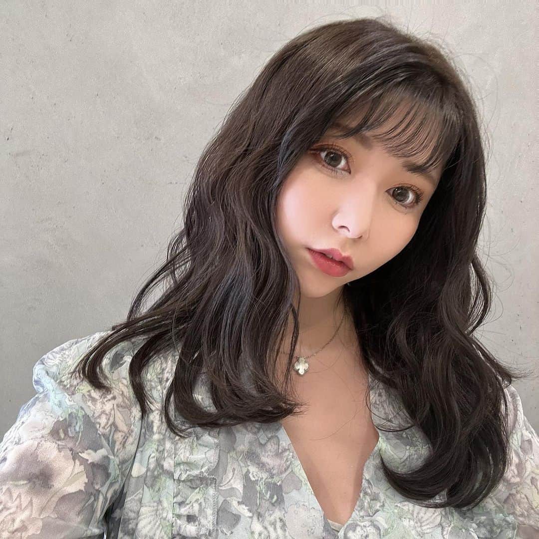 橘まりやさんのインスタグラム写真 - (橘まりやInstagram)「I’ve recently went to for my monthly hair maintenance @ruler.singapore 💇‍♀️✨ By @narissam.4 🤍 He's very skilled and always sets my hair to princess style👸♡  DM @narissam.4 to make a reservation and get a 30% off for haircut, hair coloring, and incalami treatment! Kindly inform to him that you have came across his services from Mariya’s instagram to enjoy the offer 🤗  I challenged the color with a glossy look. The concept of the color is "dark but transparent!” The effect of raising the skin tone is very attractive! The weather is going to get better from now on in Singapore. The image is to look beautiful indoors and outside also.  And my recommendation is Features of TOKIO Incarami treatment.  The patented technology restores hair, so it is effective for colored, permed, and damaged hair~ The treatment lasts longer than other treatments! Hair becomes shiny and easily manageable! It protects your hair from heat and dryness that makes your hair color last longer!  シンガポールでいつも行っている美容院” @ruler.singapore “にいってきましたー✨ まりのInstagramを見たと伝えたら、カット、カラー、インカラミトリートメントのセットで30%OFFになるから、是非 @narissam.4 にDMしてみてね😉🎶  まりの担当の @narissam.4 さんは韓国で働いていた経験もあって、女の子を可愛くする天才😍✨ 今回はこうゆうのに将来していこうという目標を決めて、それもこれまりやちゃんに合うんじゃないかなって勧めてくれました✨それがまた私の理想でめっちゃ可愛いの🥹💖  今回のカラーも前回よりも更に暗めにしました♫『暗い、けど透明感✨』がコンセプト！ 肌をワントーンあげてくれる効果が魅力的☺️ シンガポールはこれから天気も良くなって屋内でも綺麗、外へ出ても透明感が出るようなイメージだそうです♡  前髪パーマはここ最近いつもお願いしていて、必須になってるくらい特におすすめ✨✨✨ 年中暑くて湿気がすごいシンガポールでは前髪巻いてもすぐ落ちちゃいがちだけど、前髪パーマを緩〜くかけとくことで朝から晩まで全然落ちないの✨すごくおすすめ😌 トリートメントは、TOKIOのインカラミトリートメントがめっちゃおすすめ✨ 特許技術で髪を修復するので、カラーリングやパーマ、ダメージヘアにも効果的🥰 他のトリートメントに比べて、持続性があるし、髪がツヤツヤになって、まとまりやすくなるんだって✨ 熱や乾燥から髪を守って、ヘアカラーを長持ちさせることができるところが一番の魅力😌❤️ 是非みんな試してみてね🥰  #rulersingapore  #hairsalonsg  #singaporelife #singapore #singaporegirl #singaporeinsta #シンガポール在住 #シンガポールライフ #シンガポールおすすめ #シンガポール留学 #シンガポール情報 #シンガポール美女 #シンガポール #シンガポール生活 #橘まりや #グラビア #グラドル  #pinupgirl #pinupmodel #bikinimodel  #sexy #japanesegirl #idol #그라비아  #아이돌 #followｍe #偶像 #寫真偶像」6月4日 14時10分 - mariya_tachibana_official