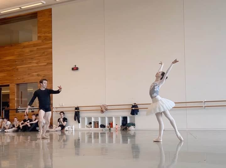 加治屋百合子のインスタグラム：「・ First entrance for Odette. So simple, yet so hard…😌🦢  I will be dancing the title role in “Swan Lake” on June 8 (Thur), 10 (Sat) & 16 (Fri) ❤️  It’s the last program of the season and hope to see you at the theater☺️  オデットのオープニング場面。 シンプルなステップですが、本当に難しい…😌  ヒューストンバレエ今シーズン最後の演目は「白鳥の湖」🦢  出演日:  6月8日(木曜日) 6月10日(土曜日) 6月16日(金曜日)  #leotard / #レオタード : @stina_official_  #pointeshoes / #ポワント : @virtisse   🎥 : @wyuu0706 “Thank you!”  #ballet #ballerina #dance #dancer #artist #asian #japanese #houstonballet #rehearsal #houston #thankful #バレエ #バレリーナ #ダンス #ダンサー #アーティスト #リハーサル」